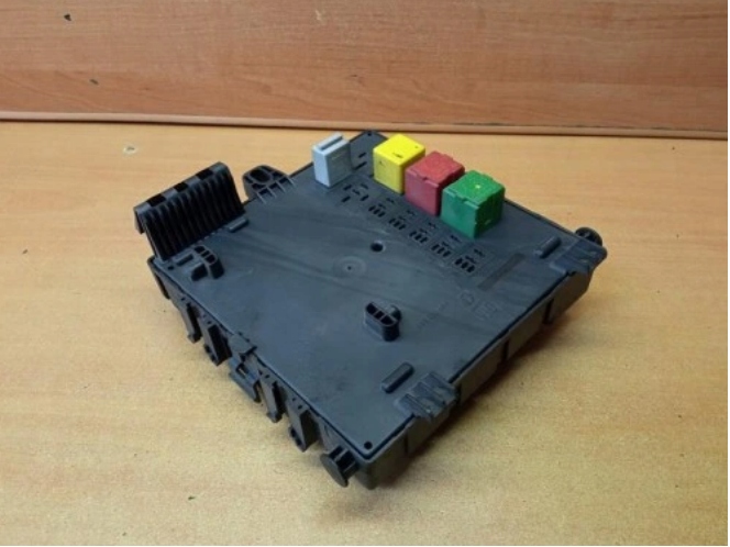 SKRZYNKA BEZPIECZNIKÓW OPEL VECTRA C 13125486 Typ samochodu Samochody osobowe