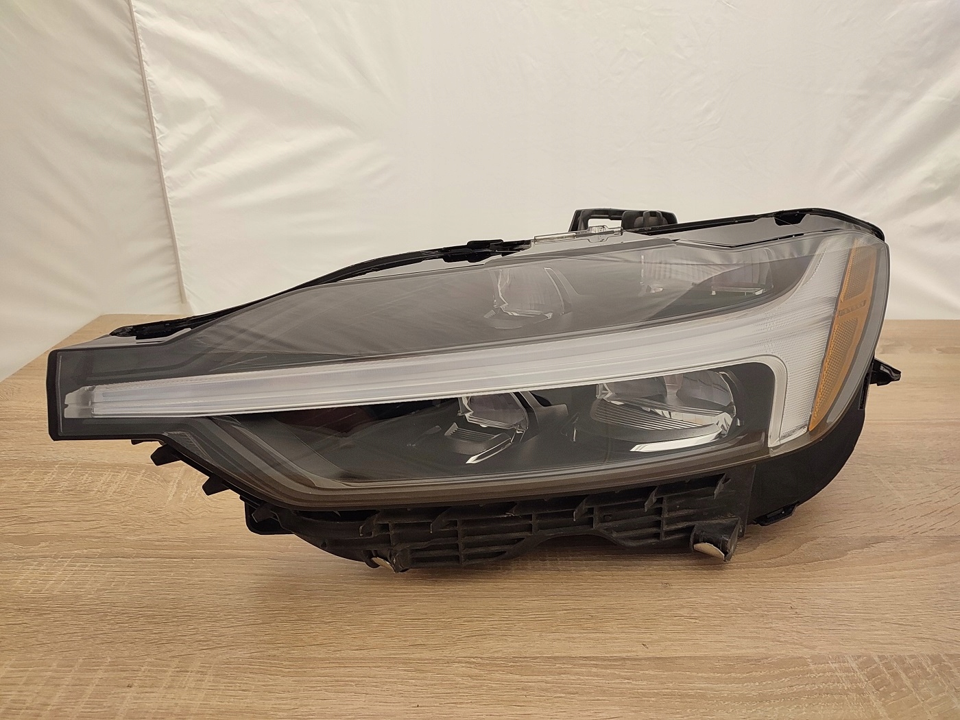 VOLVO XC60 2018- FULL LED CZARNY R DESIGN LEWY USA