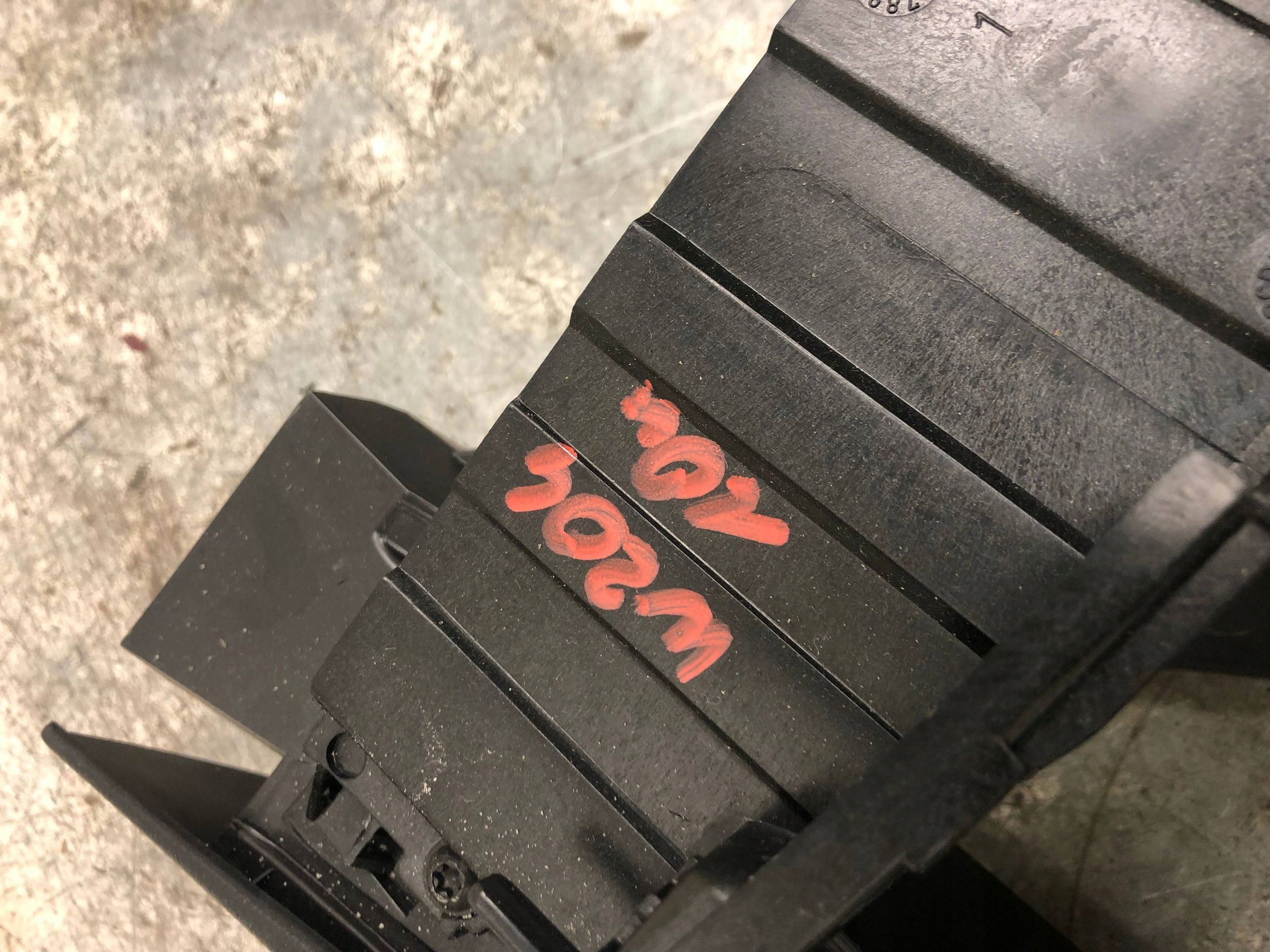 TUNEL central armrest MERCEDES W204 A2046800450