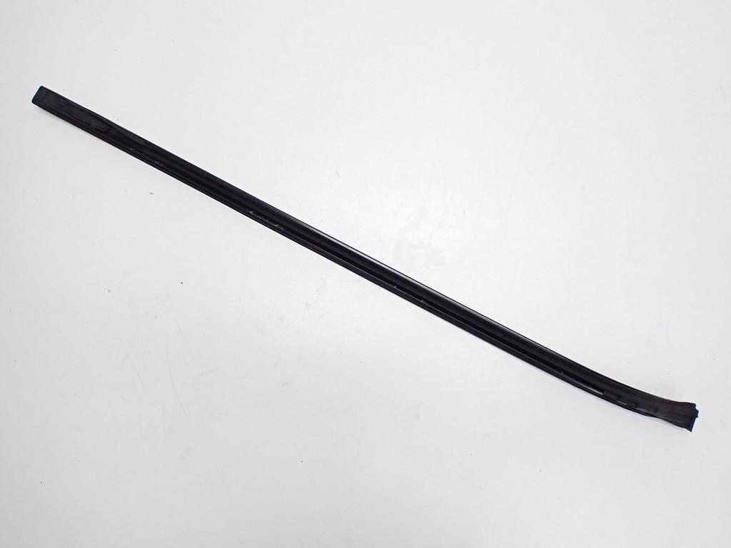 LISTWA SZYBY CZOŁOWEJ PRZEDNIEJ LEWA MERCEDES CLK II C209 04R Wersja Europejska