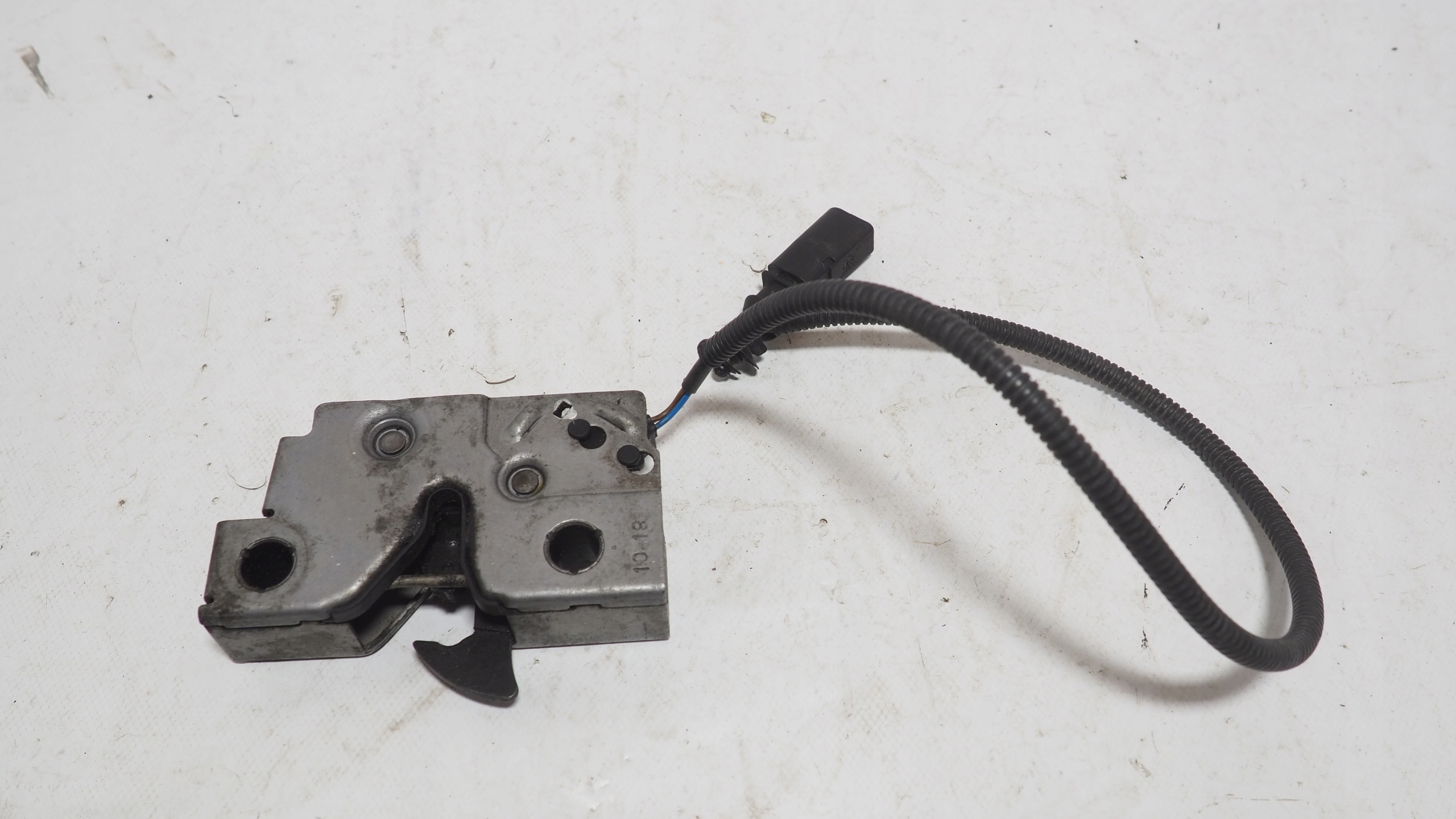 VW Caddy III lock rygiel bonnets 2K5823509E