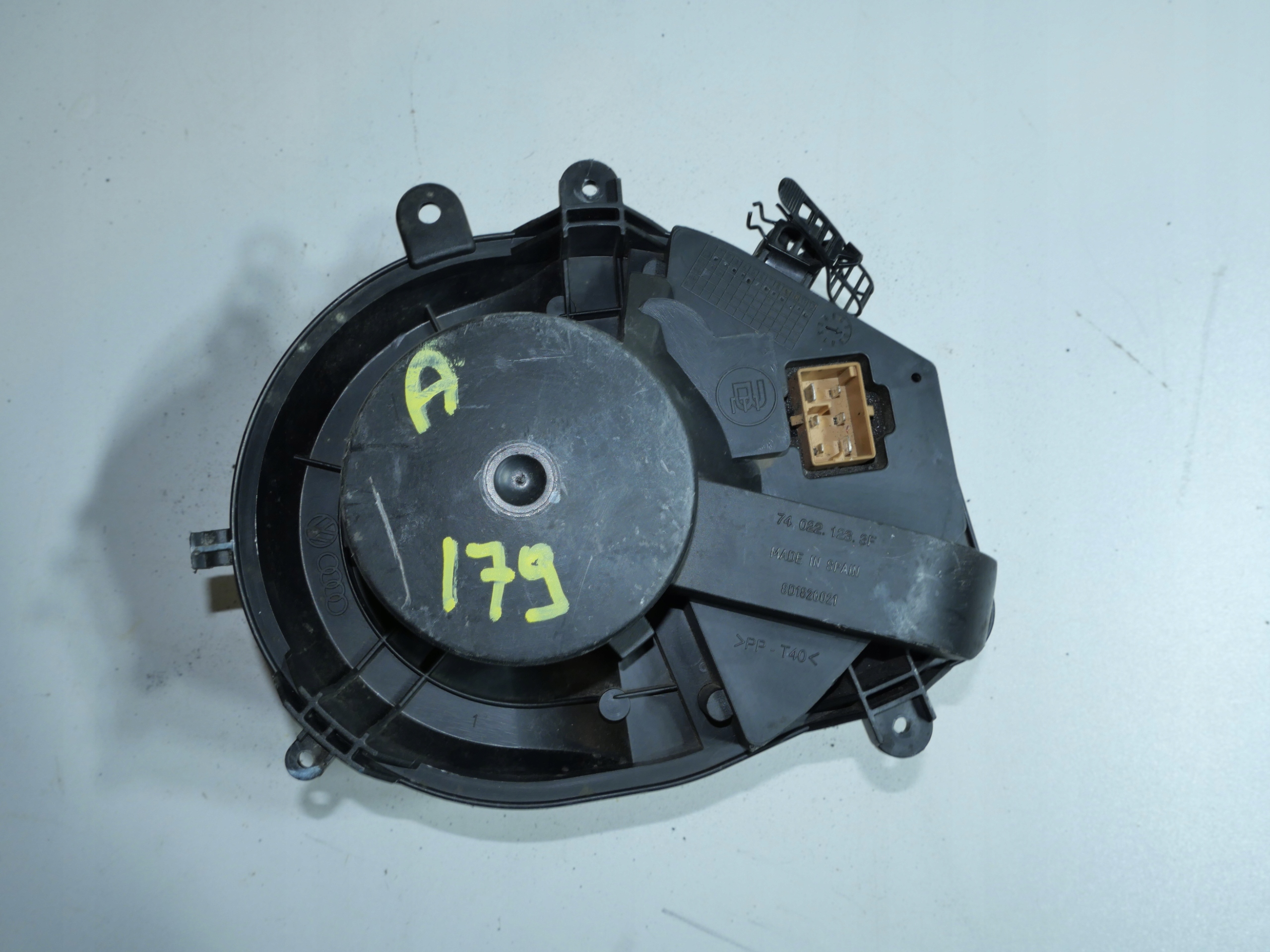 VW PASSAT B5 ventilátor topení tOPENÍ 8D1820021