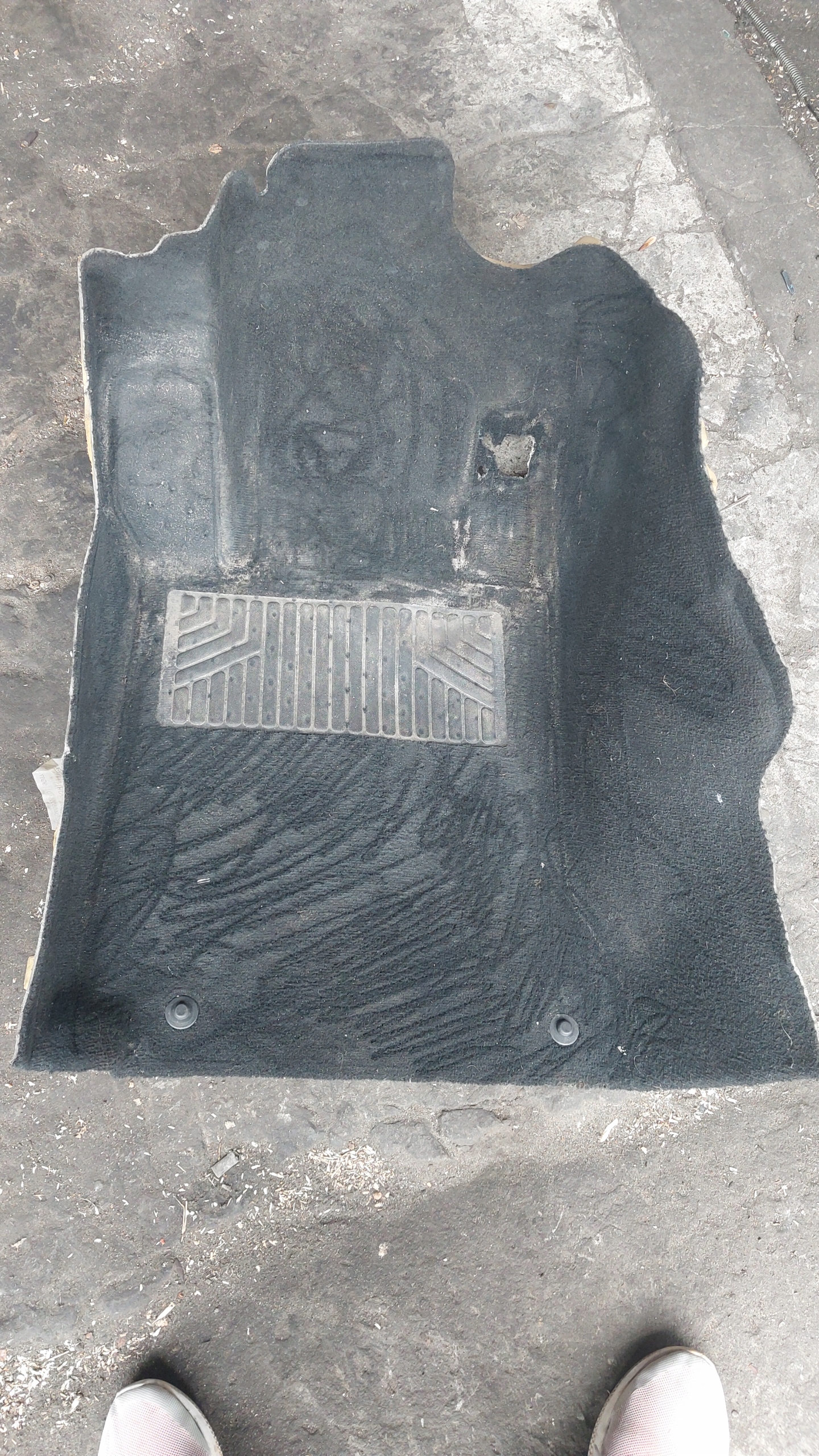 carpet mats left front MERCEDES W204 C KLASA EUROPA A2046800540
