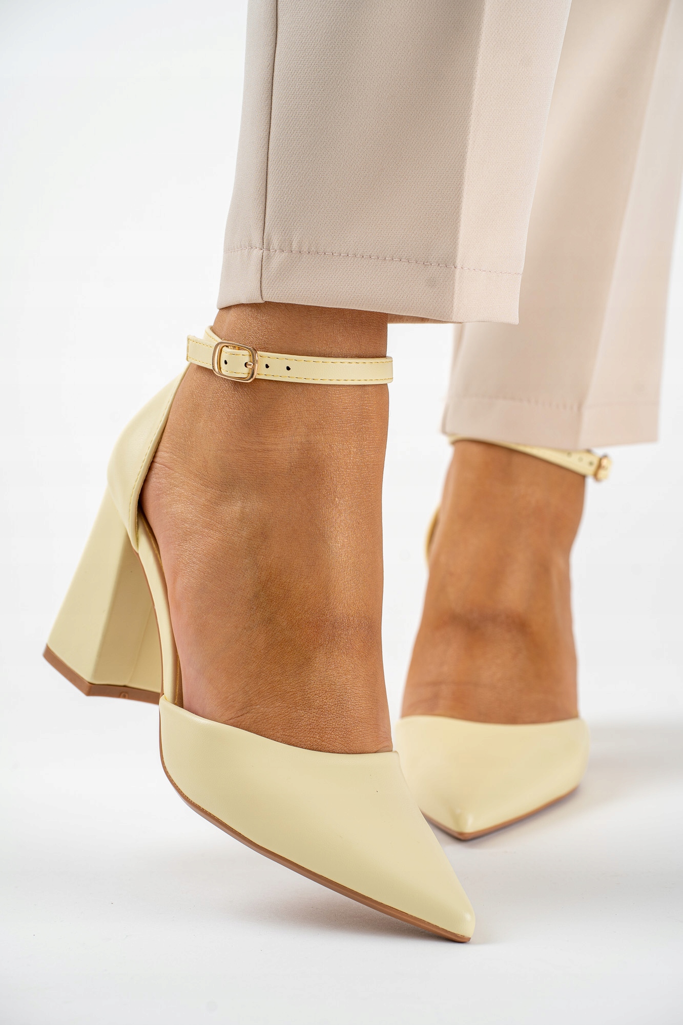 Żółte czółenka na słupku z paskiem damskie 40