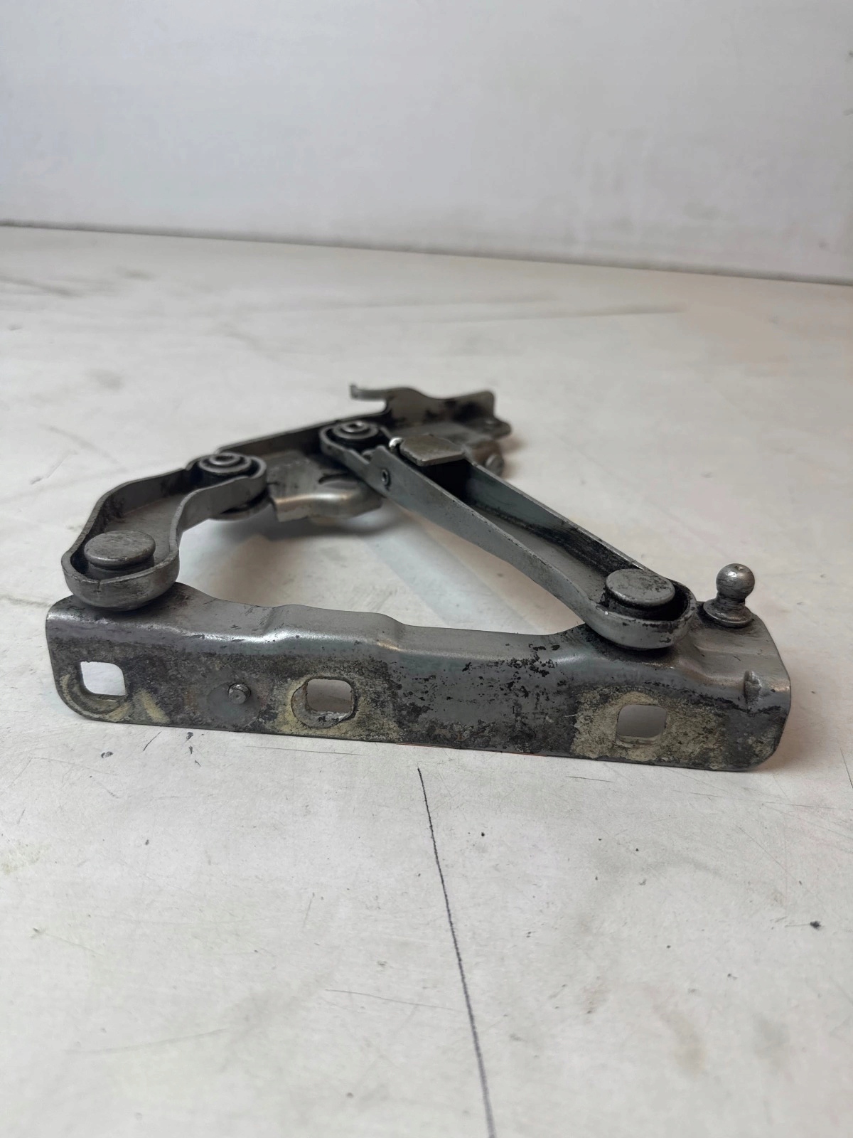 hinge bonnets front front left Mercedes E klasa W211