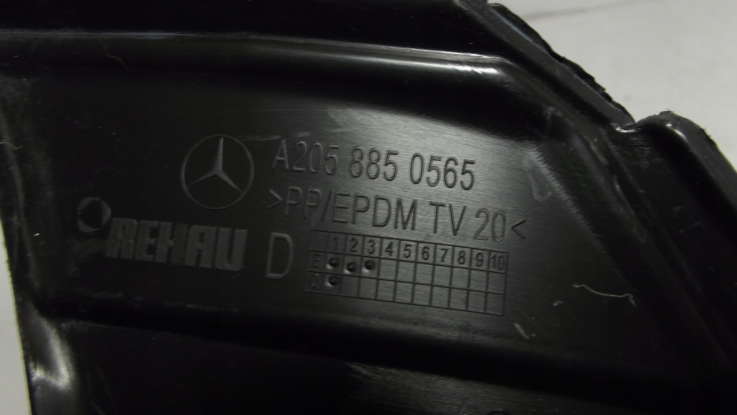 Mercedes C Klasa W205 bumper bracket left front A2058850565