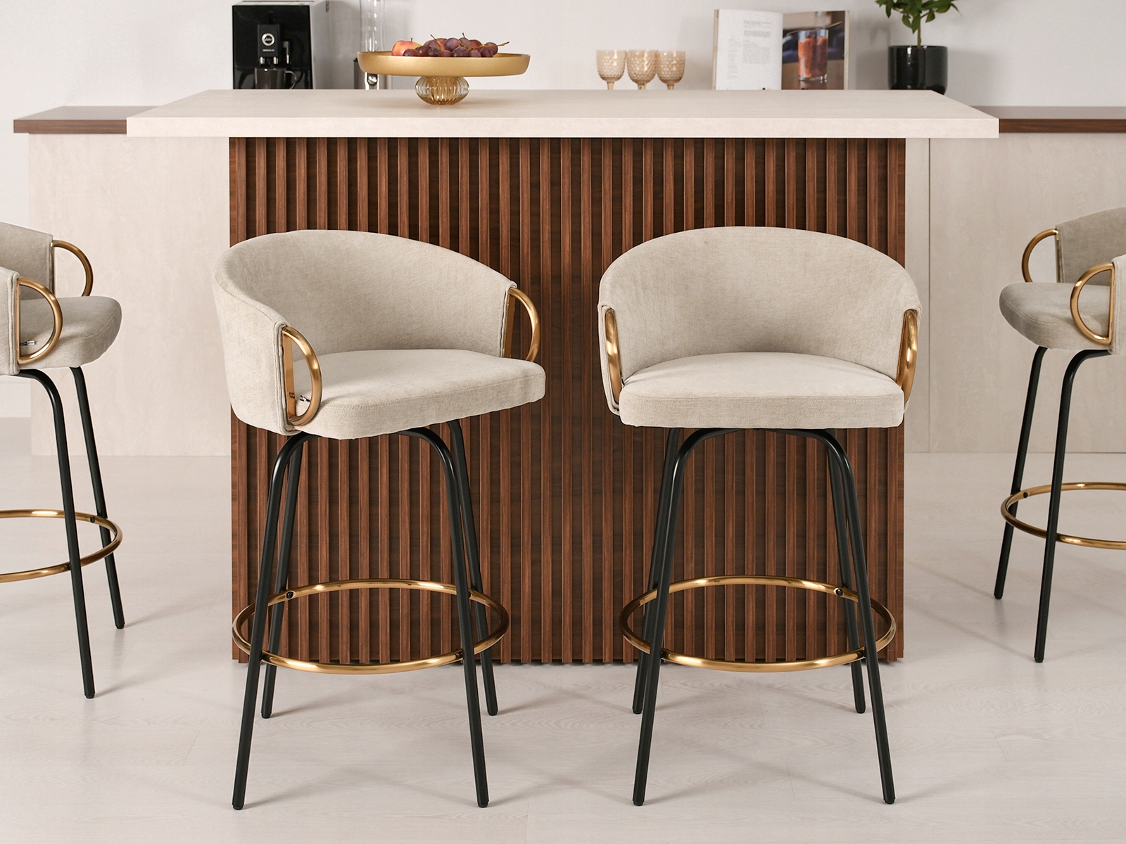 HOKER DO KUCHNI OBROTOWY KREM NA ZŁOTYCH NOGACH CLARA Marka Mebel-Partner