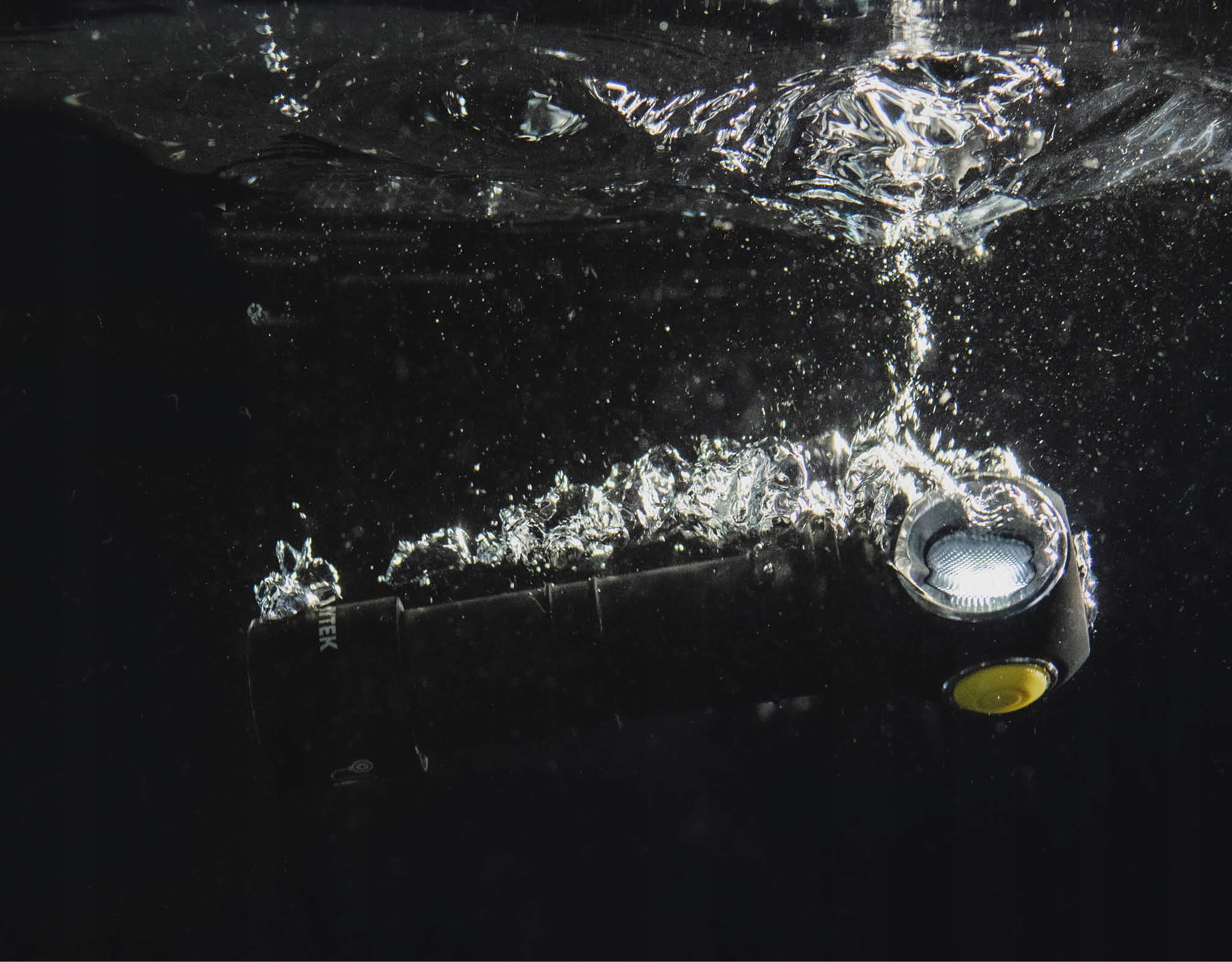 LATARKA WIELOFUNKCYJNA ŚWIATŁO CIEPŁE ŻÓŁTE CZERWONE NA RYBY LAMPA SPORTOWA Materiał aluminium