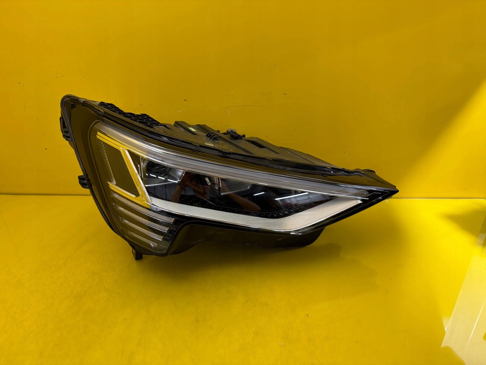 light right Audi E-tron 4KE Full Led 4KE941040