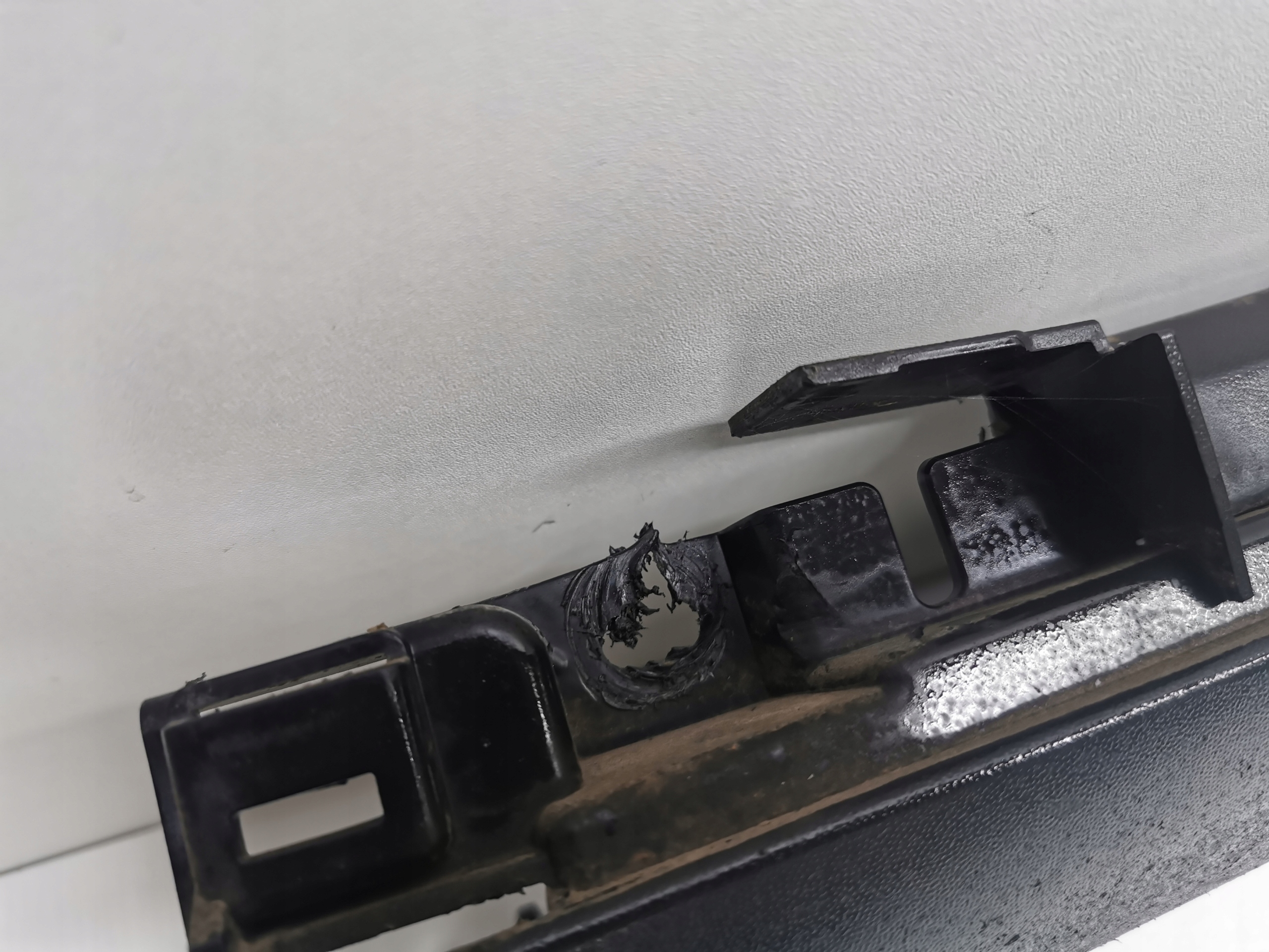 moulding threshold left PORSCHE CAYENNE II 7P5853553