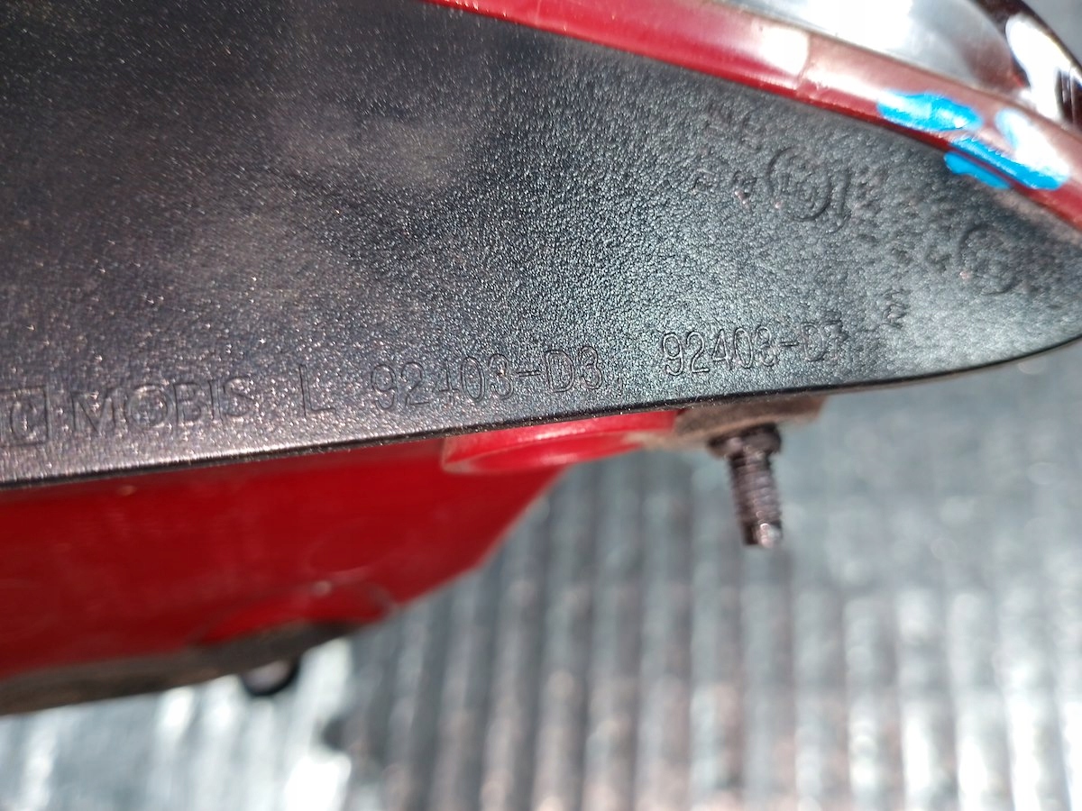 LAMPA TYLNA LEWA W KLAPE HYUNDAI TUCSON 92403-D7 92403-D3 Strona zabudowy lewa