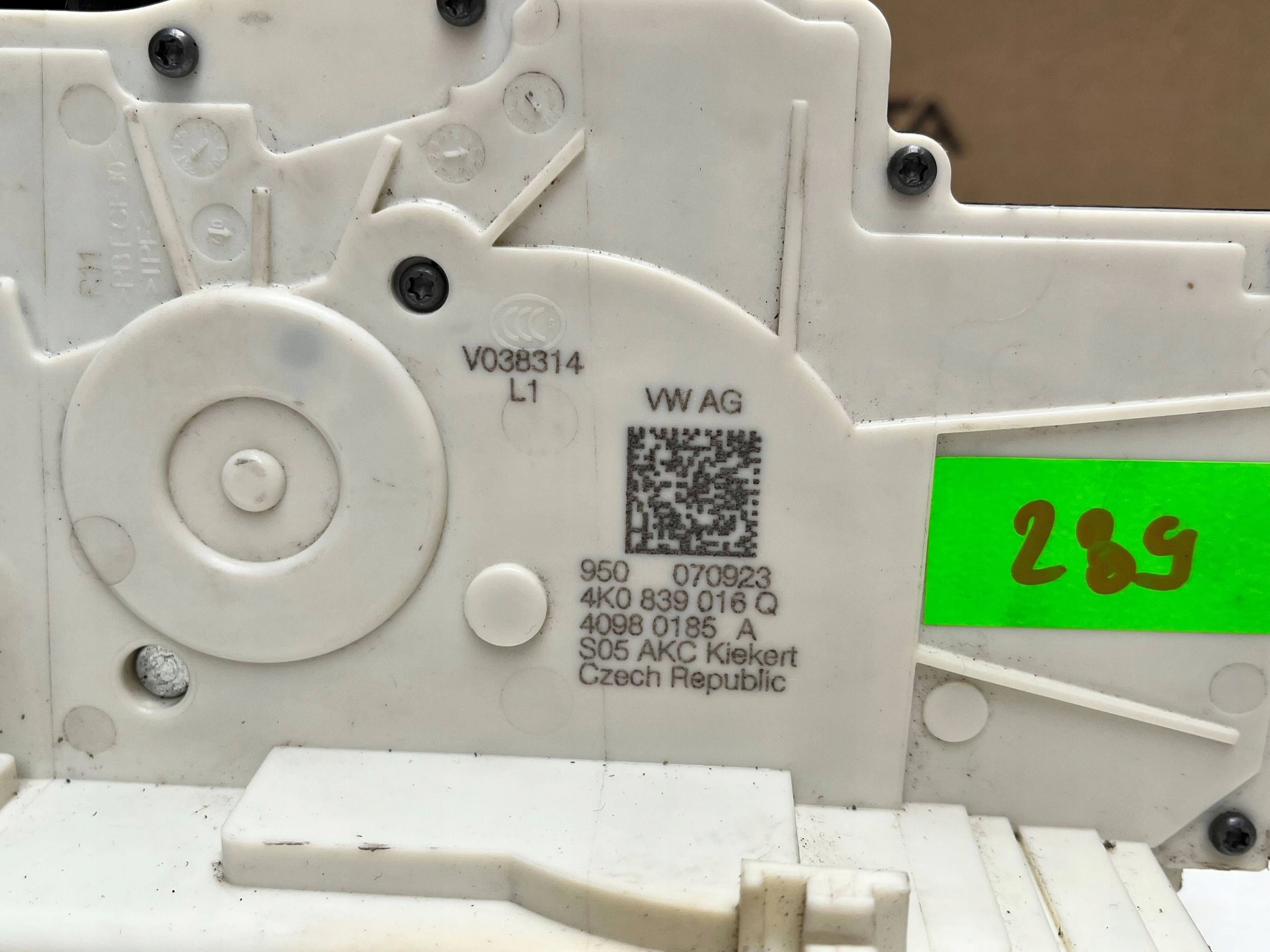 AUDI A6 A7 Q7 Q8 4K0839016Q lock door right !J