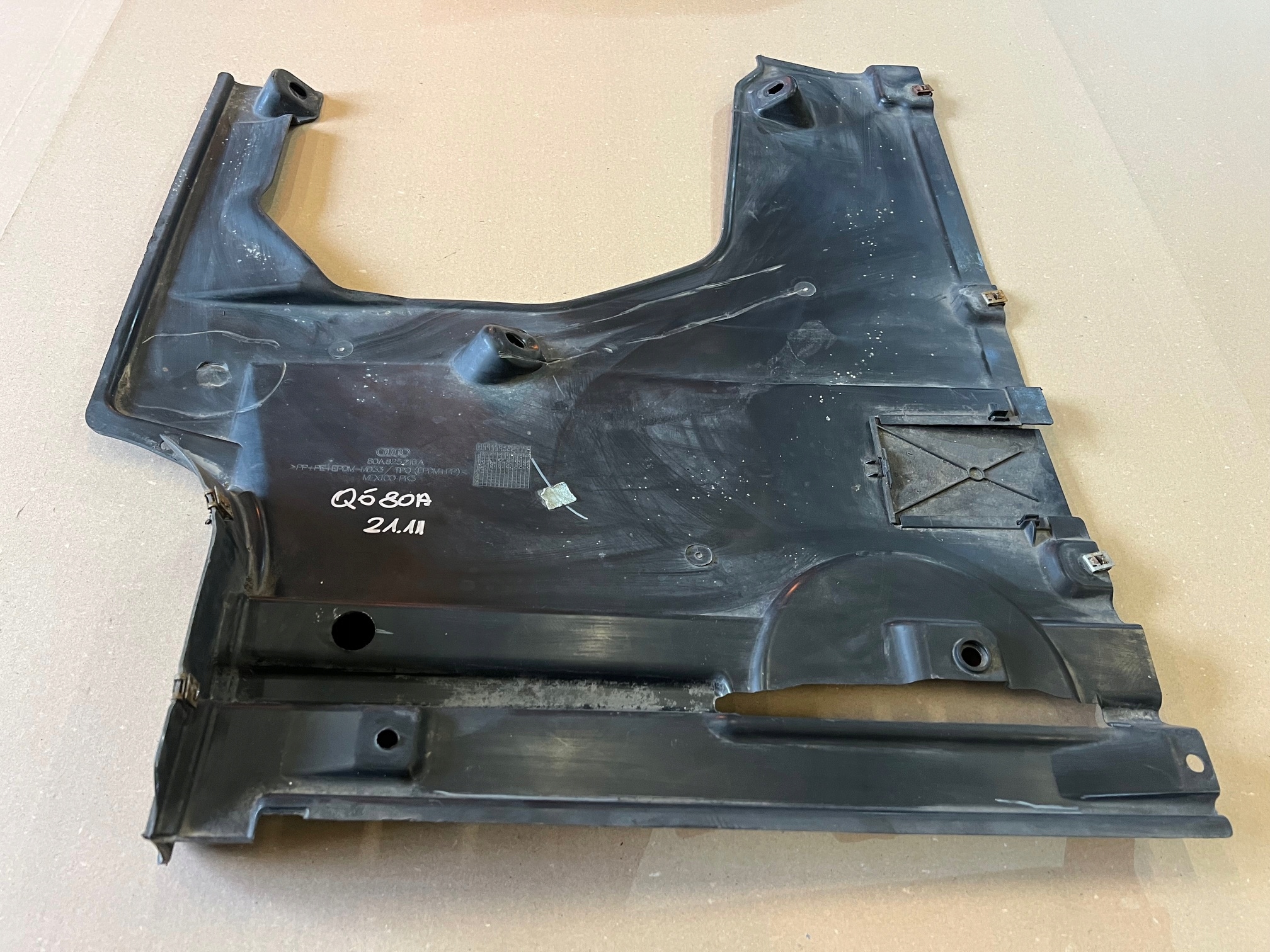 AUDI Q5 80A Blende Abdeckung abdeckung des Bodens Unterfahrschutz rechts 80A825216A