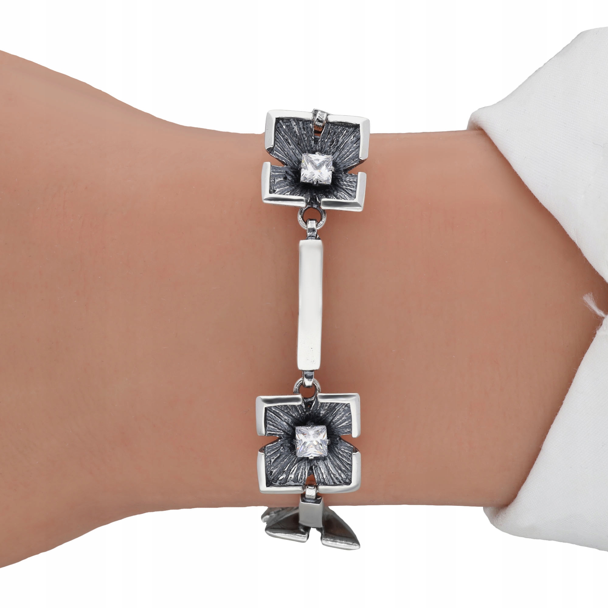 Stříbrný Dámský Náramek Oxidovaný Na Ruku Se Zirkony Stříbro 925