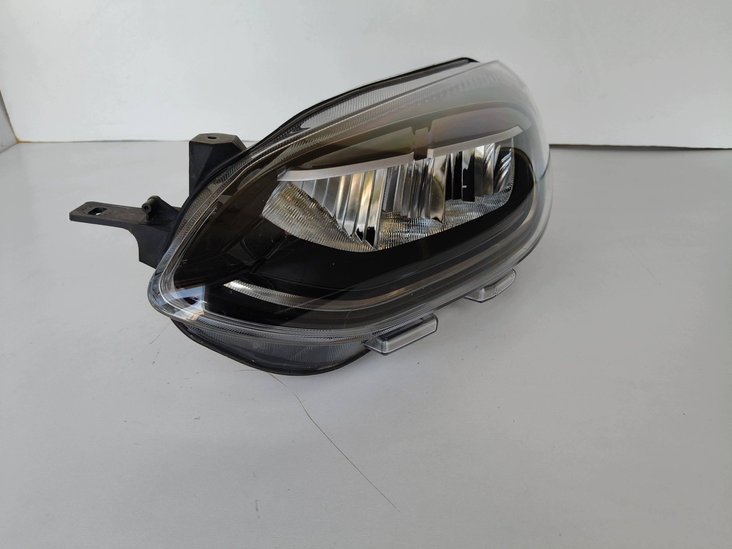 light left REFLEKTOR FORD FIESTA MK8 21- LIFT LED