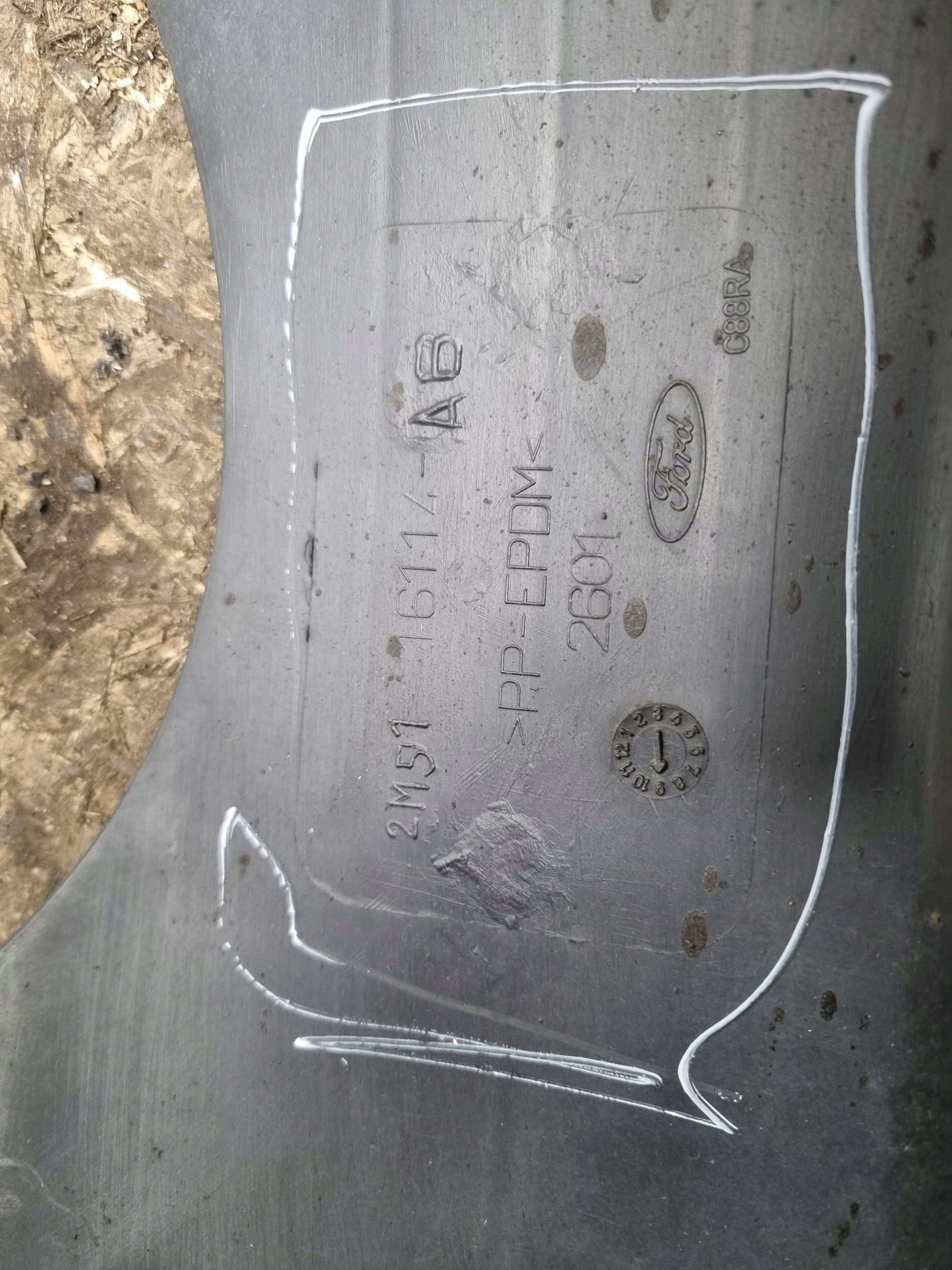 mudguard right front 2M51-16114-AB FORD FOCUS MK1