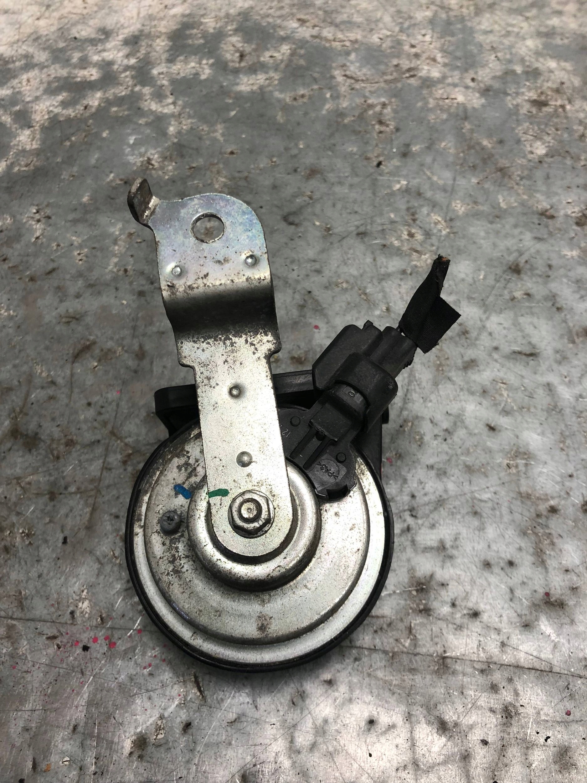KLAKSON OPEL ASTRA J 13472522