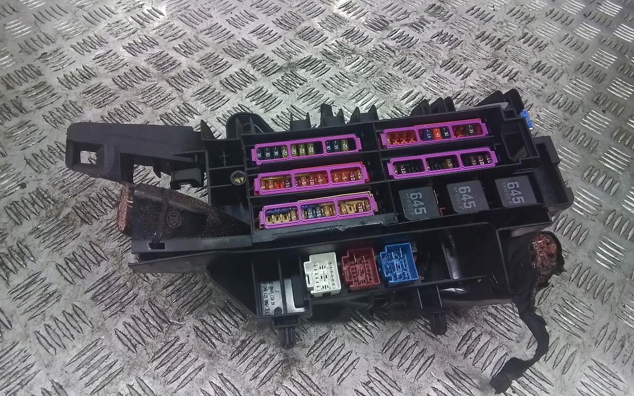 AUDI A4 B9 SKRZYNKA BEZPIECZNIKÓW WEWNETRZNA