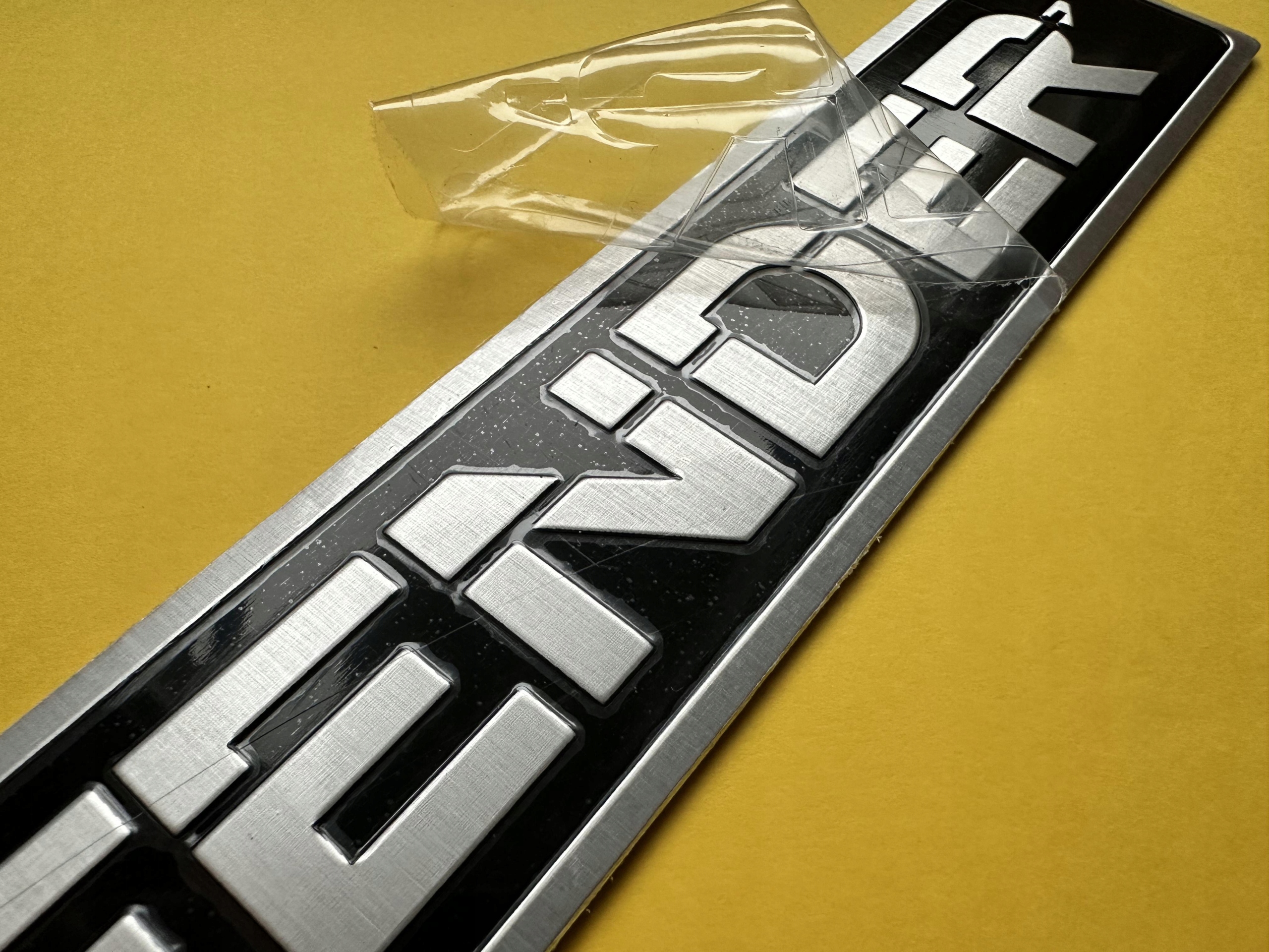 Emblemat do Land Rover Defender Stell/Silver EAN (GTIN) 5904890572737