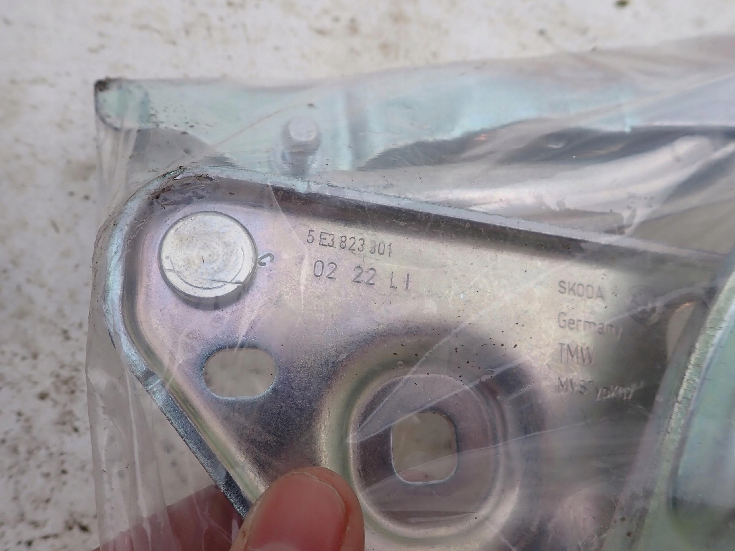 SKODA OCTAVIA IV 19- hinge bonnets left