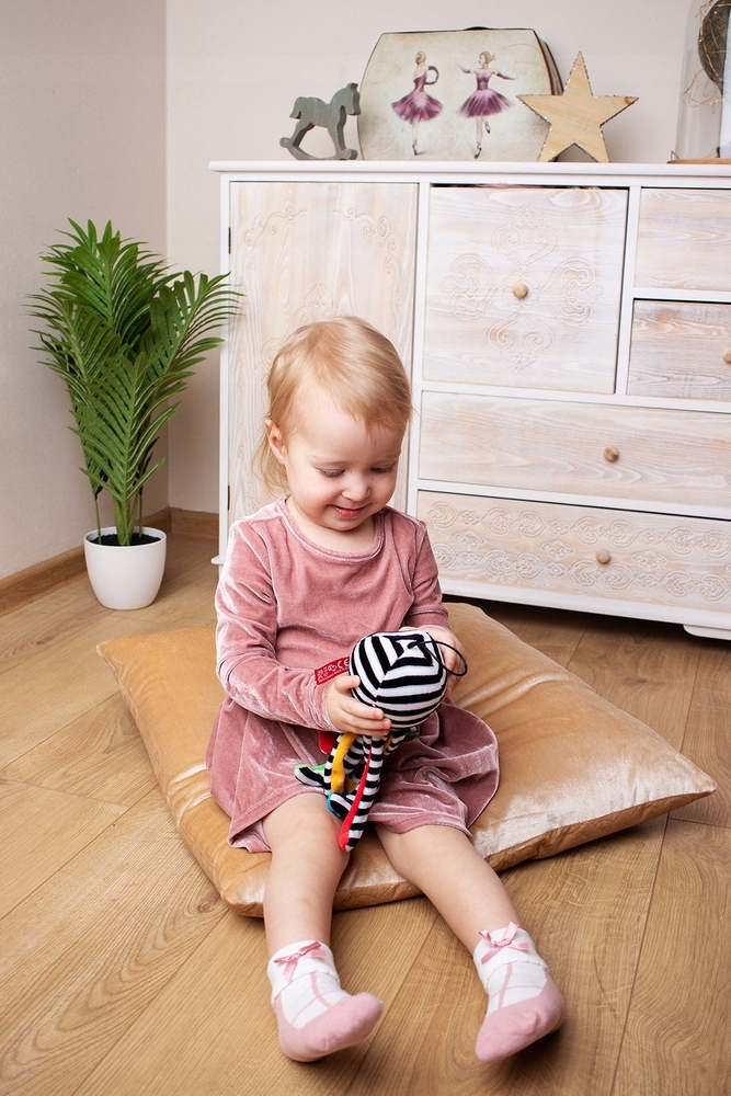 MOM'S CARE OŚMIORNICA GRZECHOTKA KONTRASTOWA SENSORYCZNA MASKOTKA HENCZ 998 Marka Mom's Care