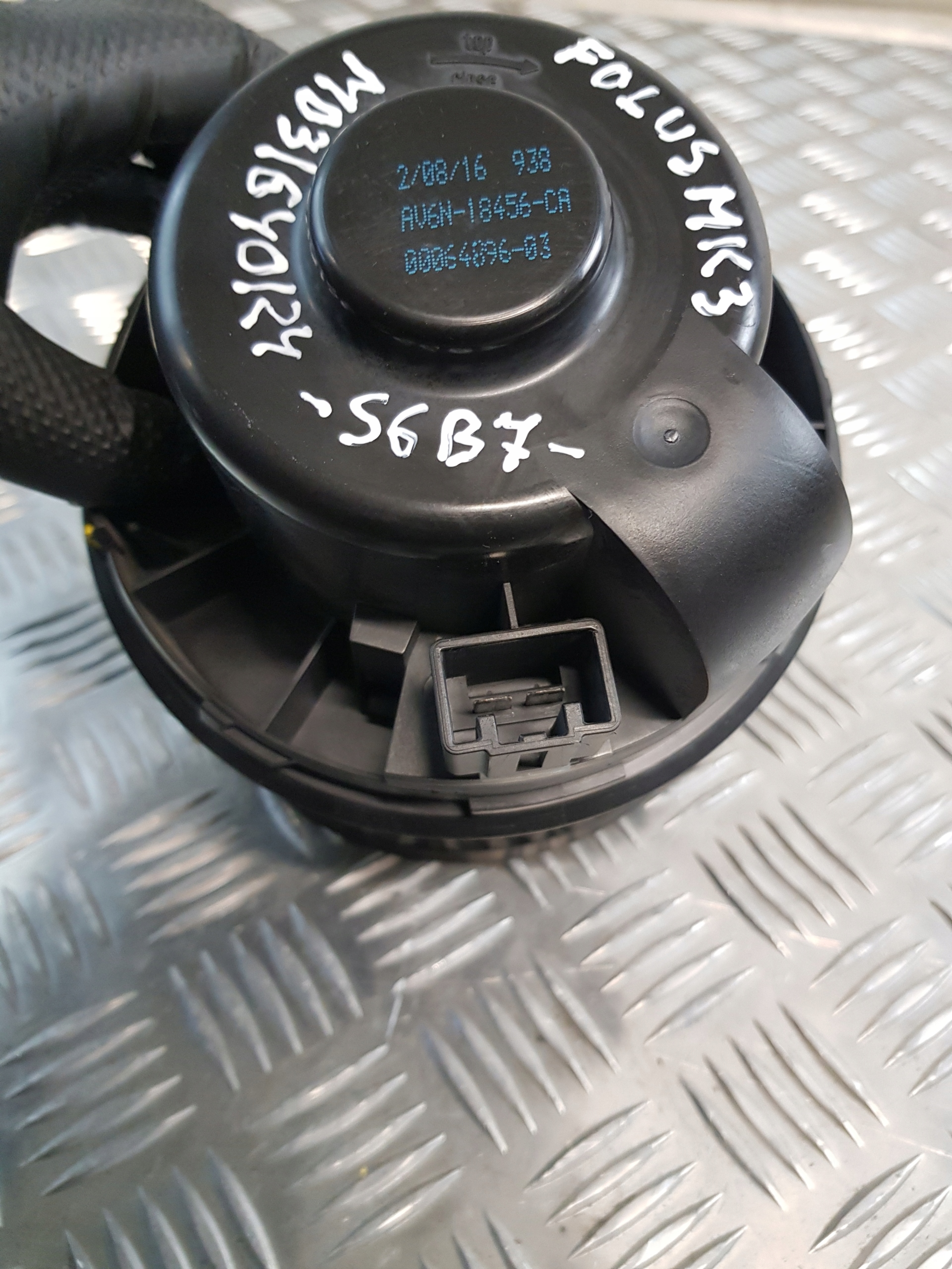 DMUCHAWA Lüfter des lüfters AV6N-18456-CA FORD FOCUS MK3 16R