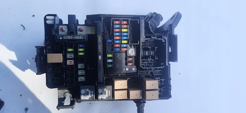 SKRZYNKA BEZPIECZNIKÓW HYUNDAI KONA 91206-J9221 Producent części Hyundai OE