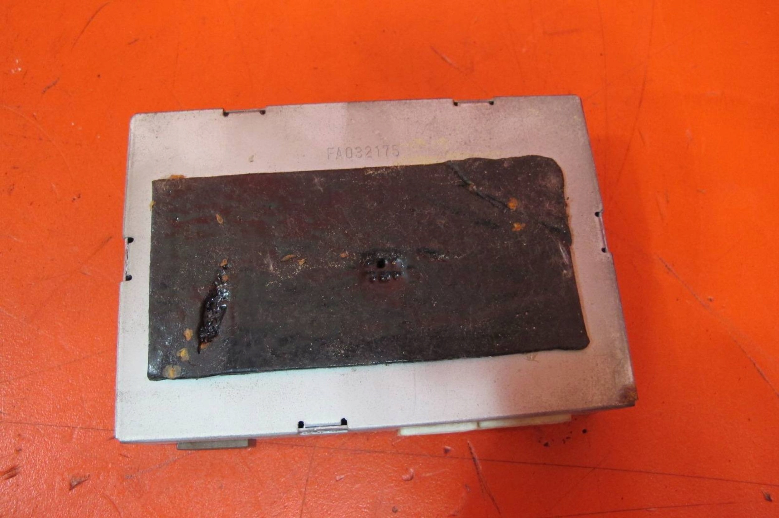 Toyota Yaris II 2 P9 module control unit USB PZ473-00266-01