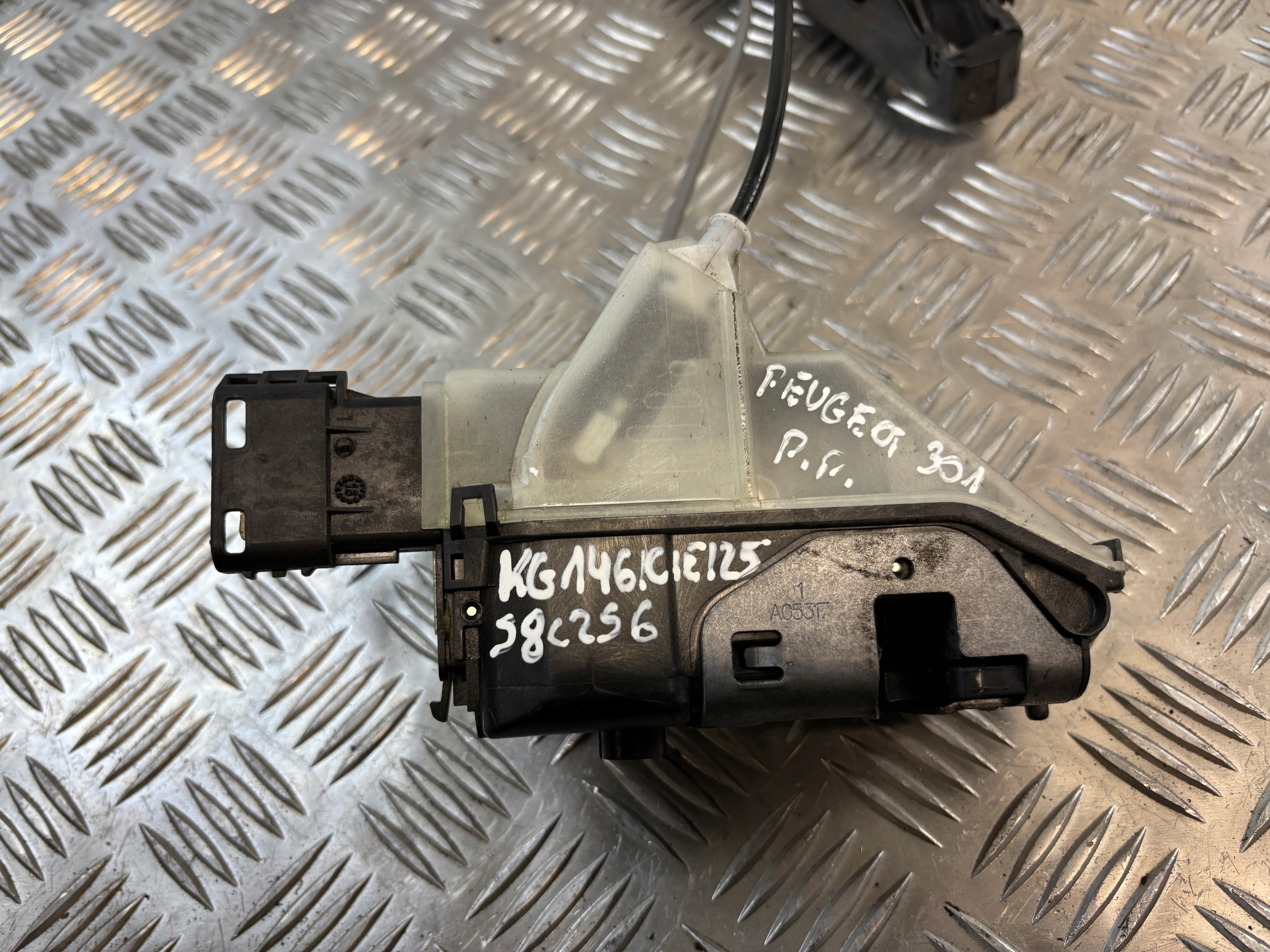 lock door right front Peugeot 301 PSA767857