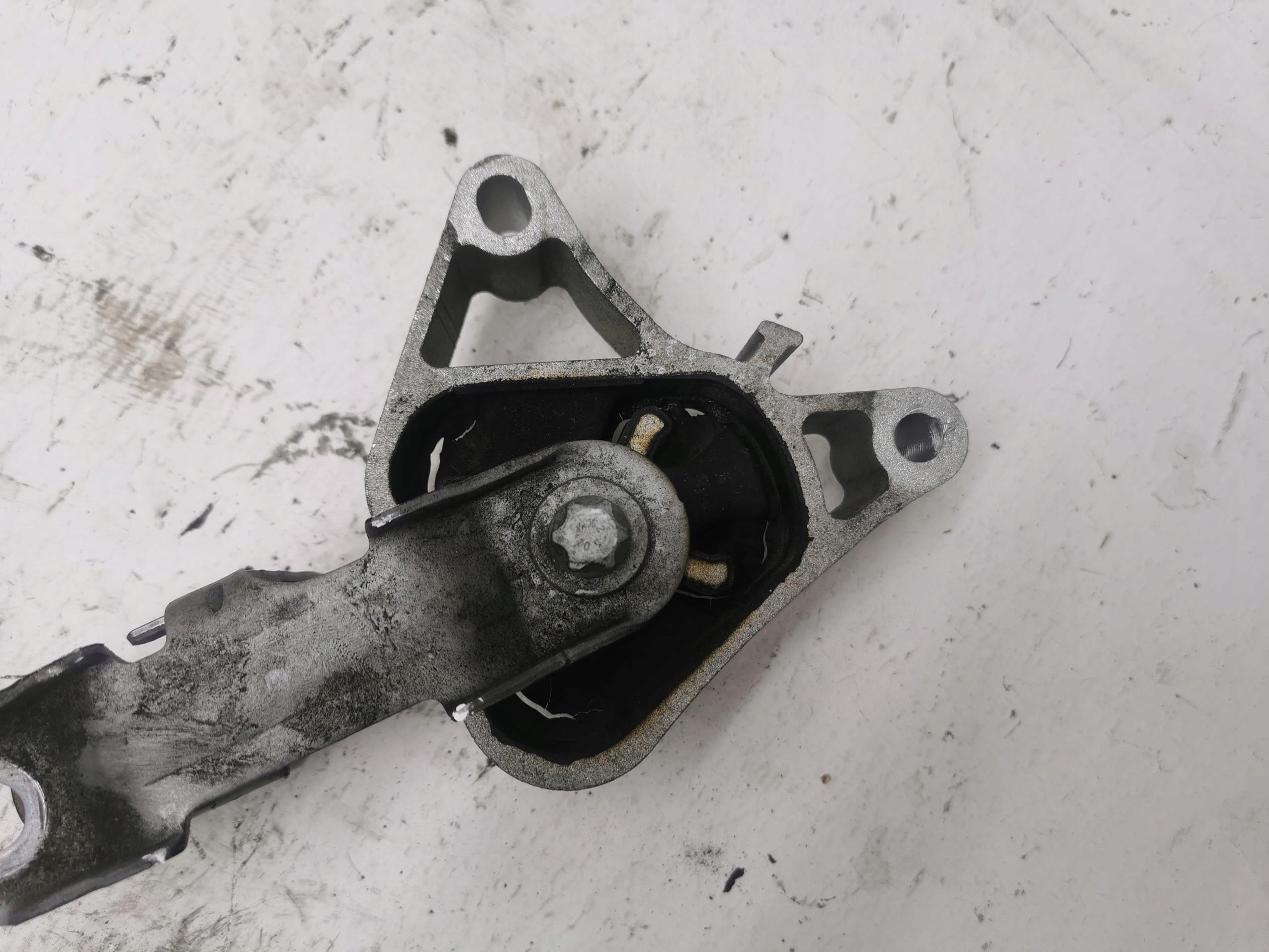 holder engine mount MERCEDES B-KLASA W246 1.6CGI