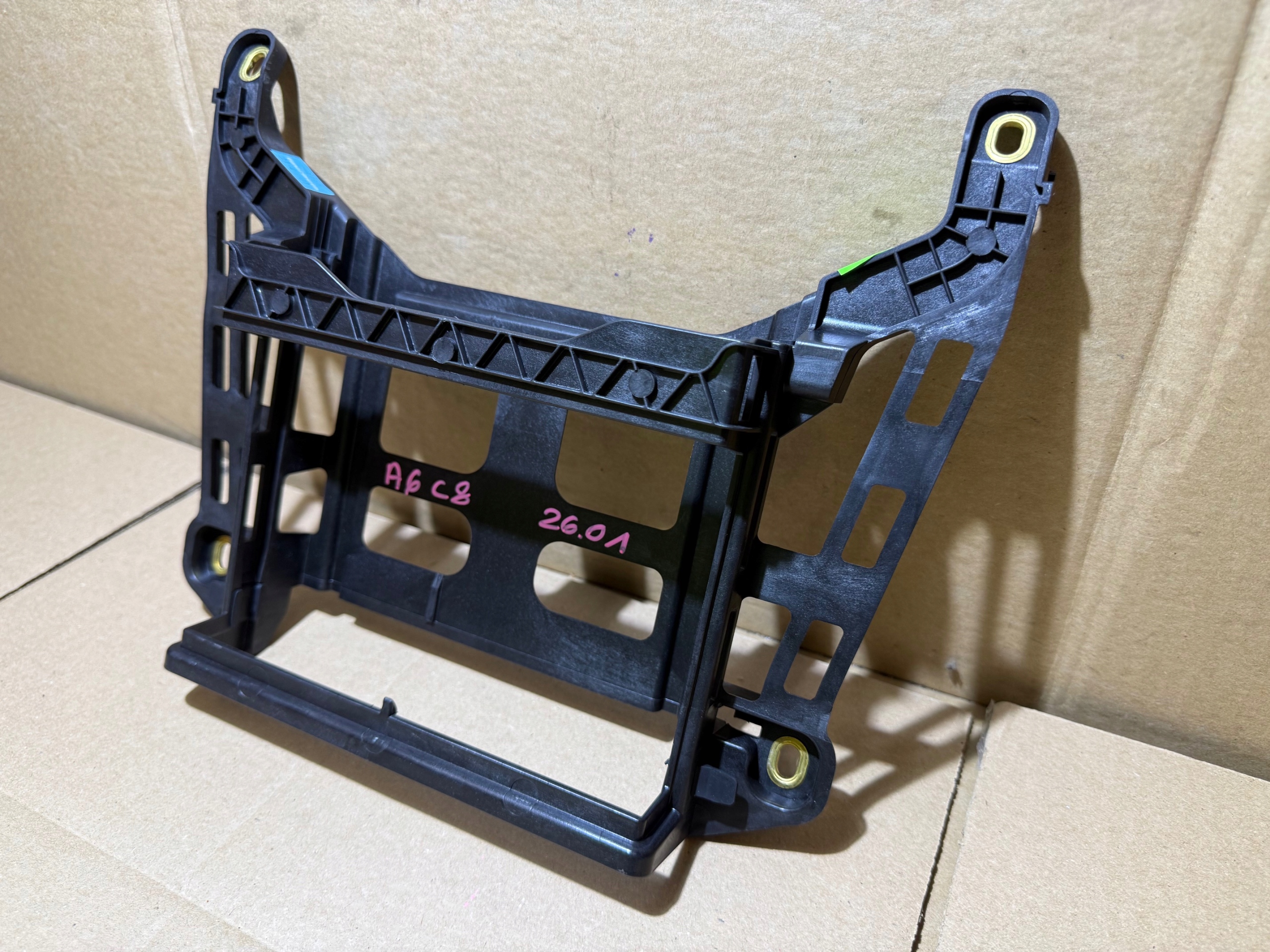 AUDI A6 C8 Support plaque CZYTNIKA NAVI 4K0857290