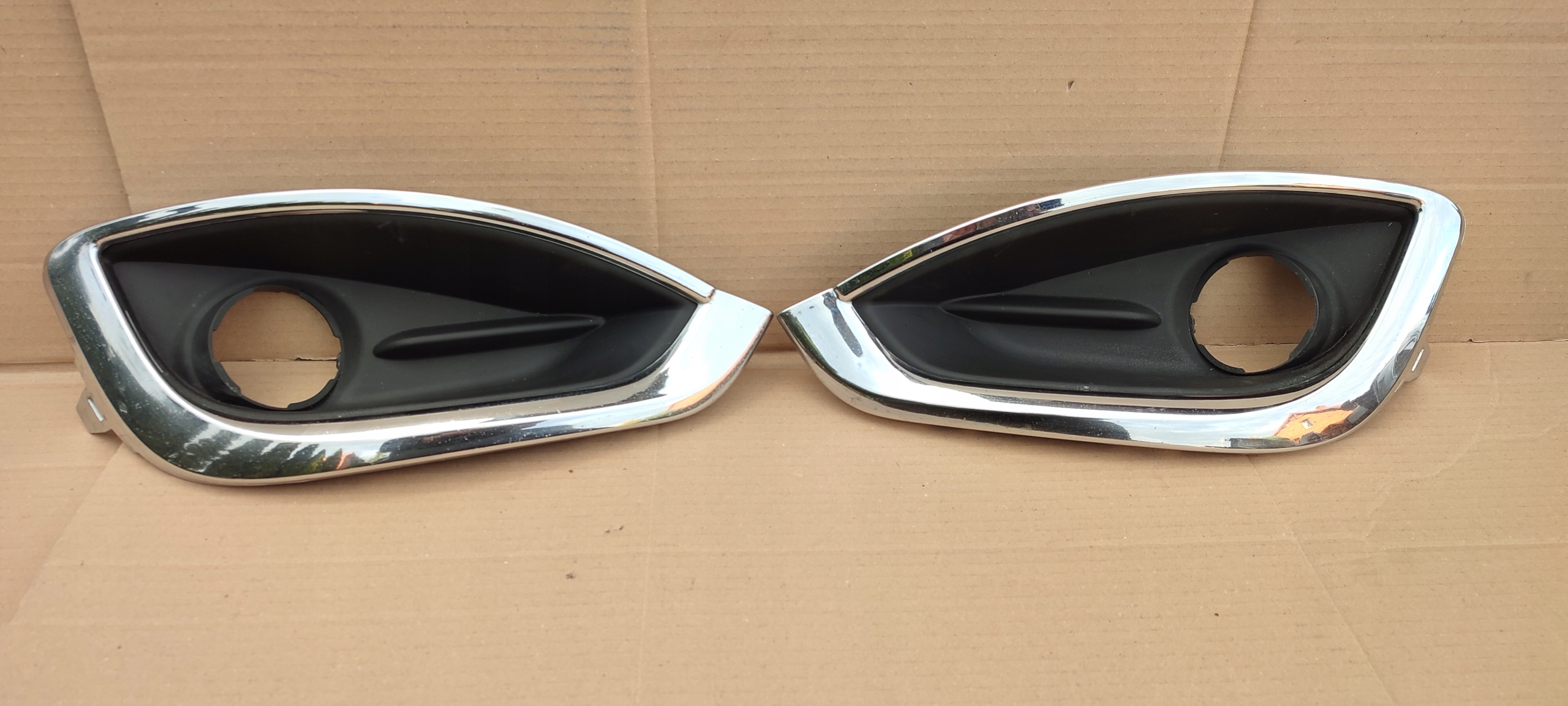 68229006AA - CHRYSLER PACIFICA 16-ГАЛОГЕННАЯ РЕШЕТКА ПРАВАЯ ЛЕВАЯ