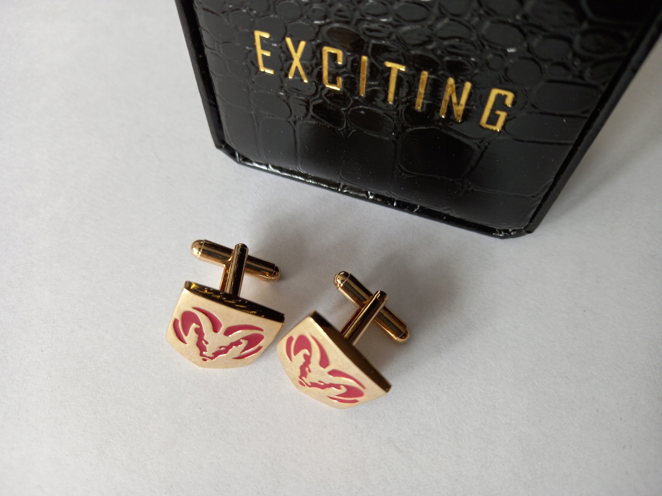 Sponky na košili Exc Dodge zlato červené krabička Pouzdro jako dárek