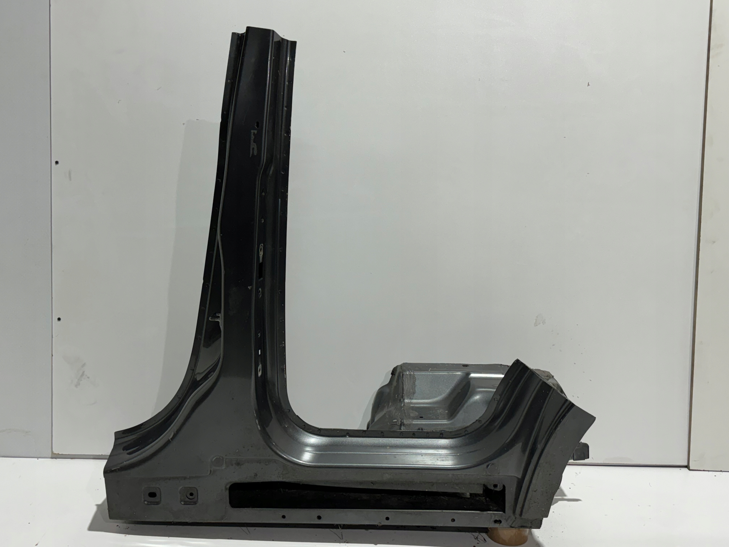 SŁUPEK ŚRODKOWY LEWY FORD COURIER II TOURNEO