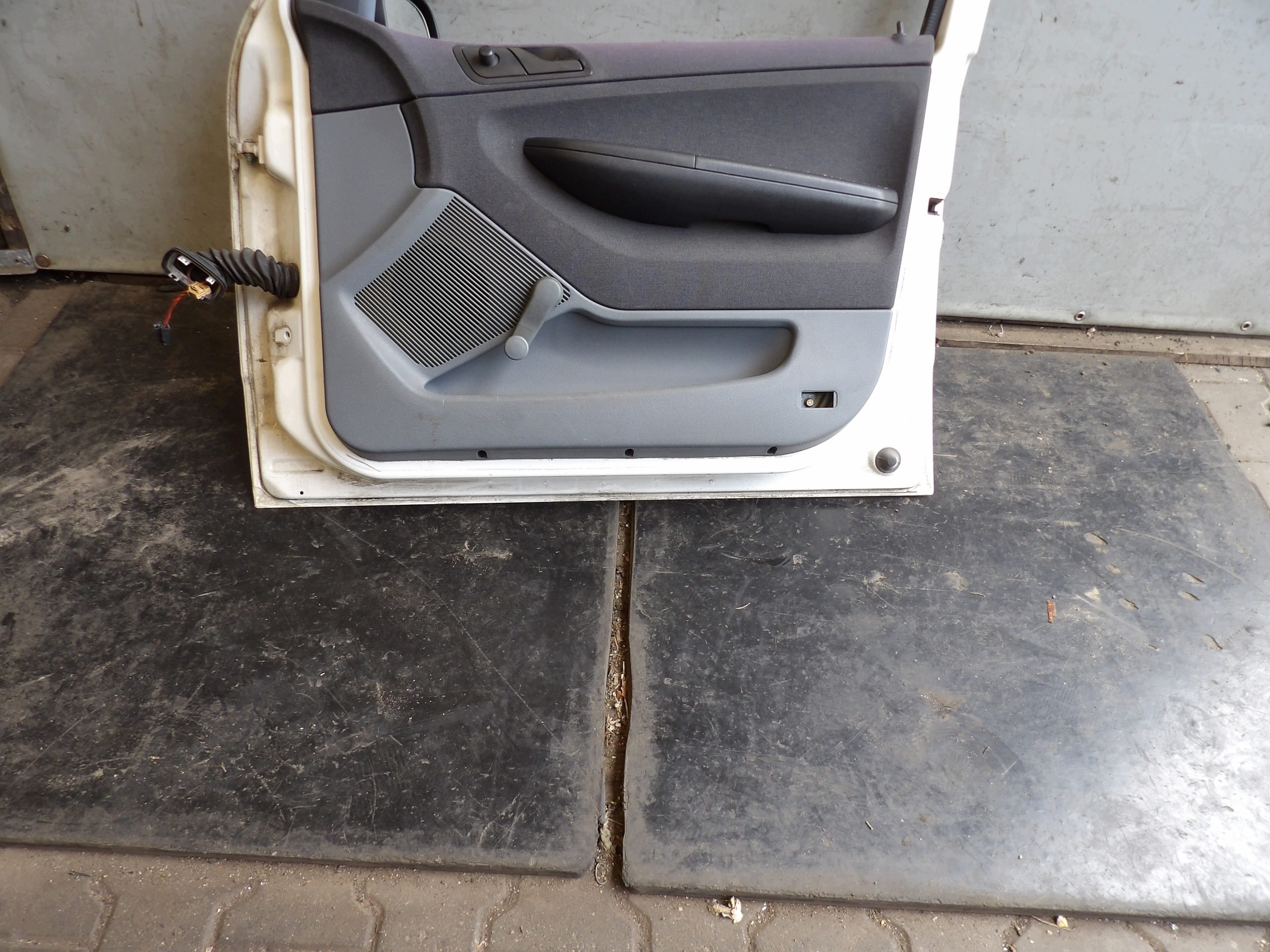 Skoda Fabia and door front right 1026 HB