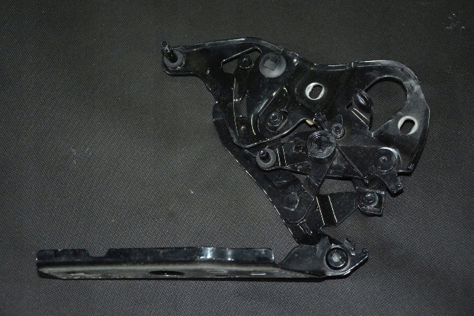 Петля капота ліва передня AUDI Q7 4m0823301a