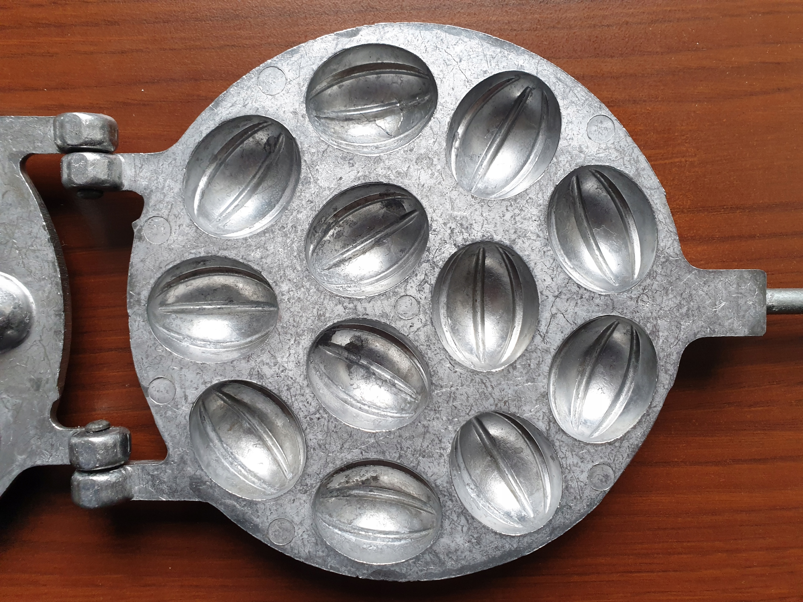 FORMA OPIEKACZ DO PIECZENIA CIASTEK ORZESZKÓW PATELNIA NA ORZESZKI DUŻE #70 Cechy dodatkowe Opiekacz do orzeszków ciastek Forma Duży Opiekacz Ciastek