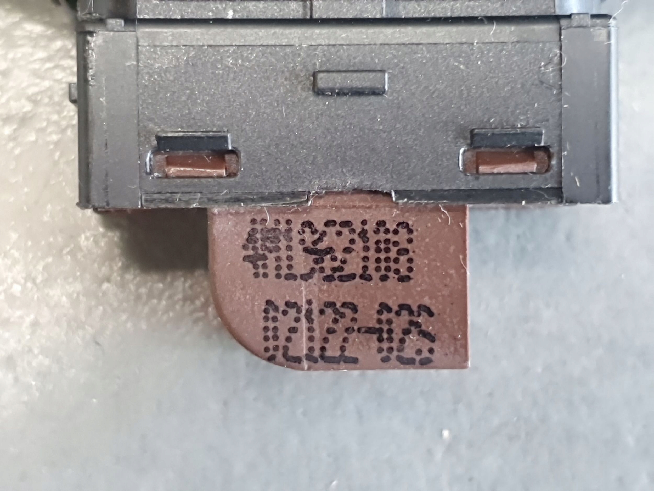 Audi Q8 button central of a lock left 4M1962108