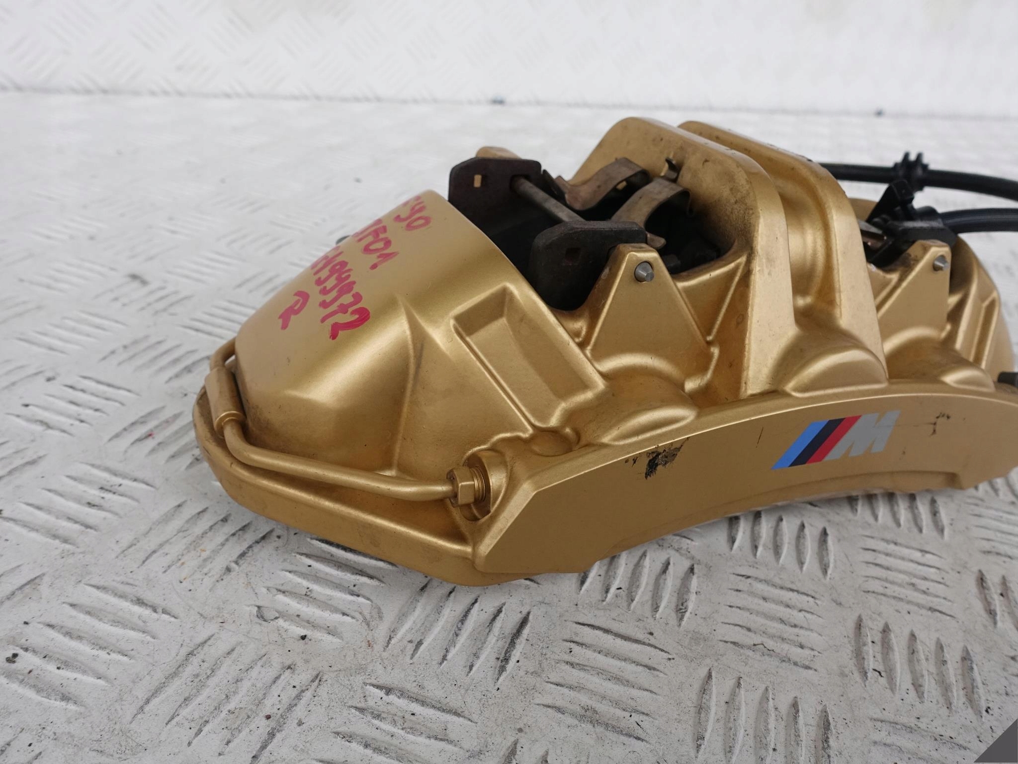 BMW M5 F90 KERAMIK GOLD třmen+plotýnky pravý předek