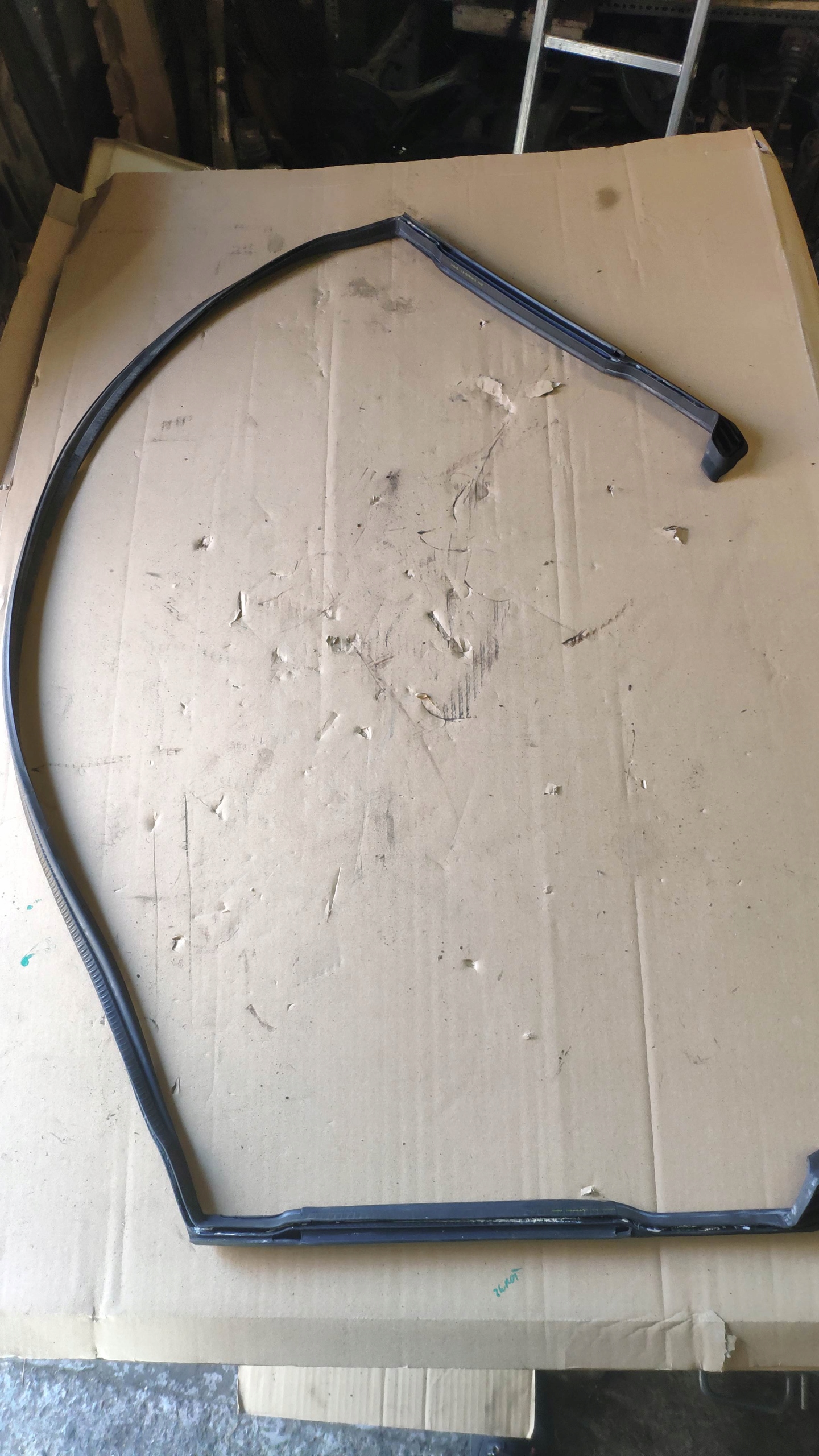 7046400 - BMW E64 прокладка крышки люка крыши