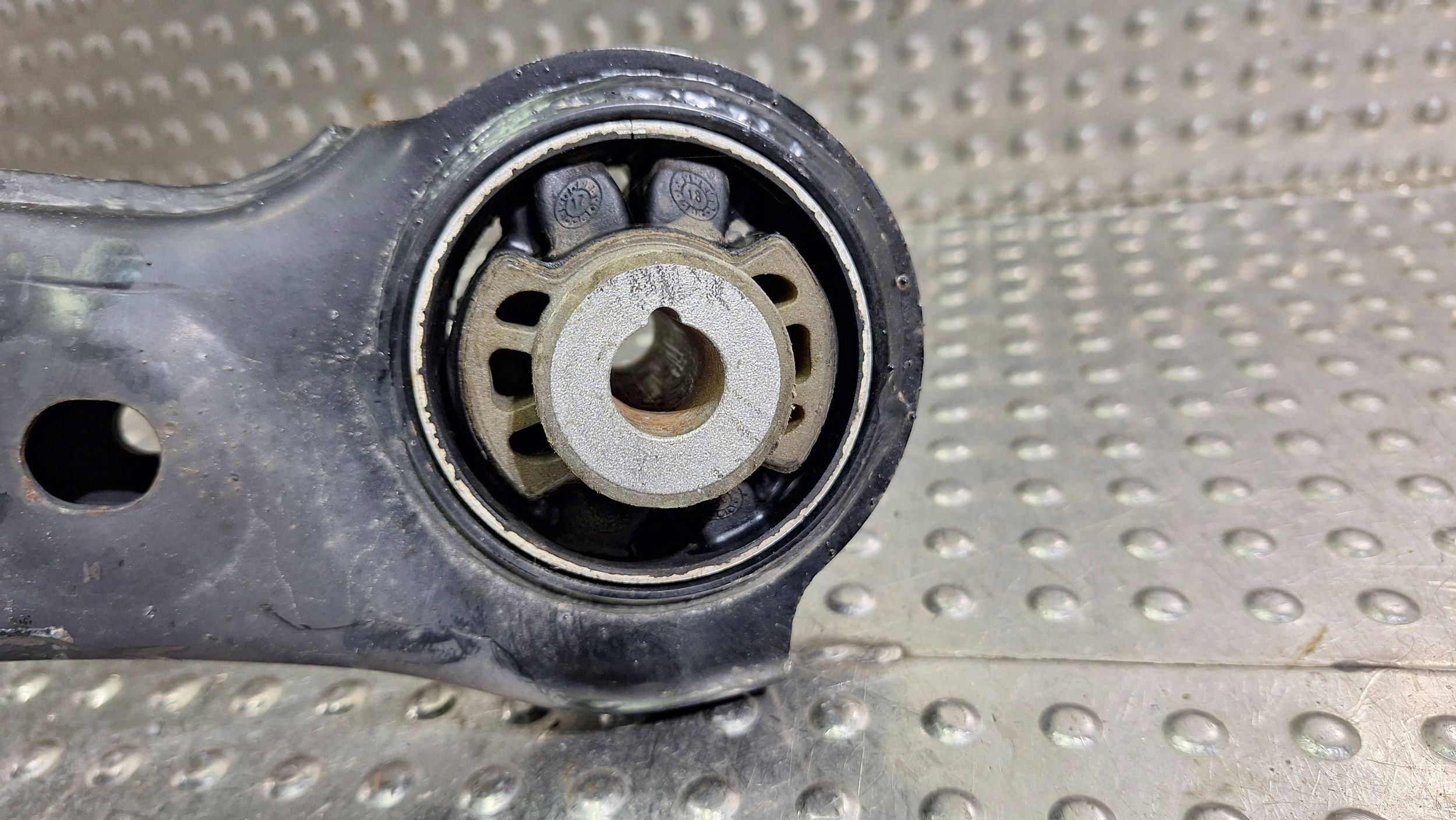 arm right front A9103330100 MERCEDES SPRINTER W907 W910 CRAFTER