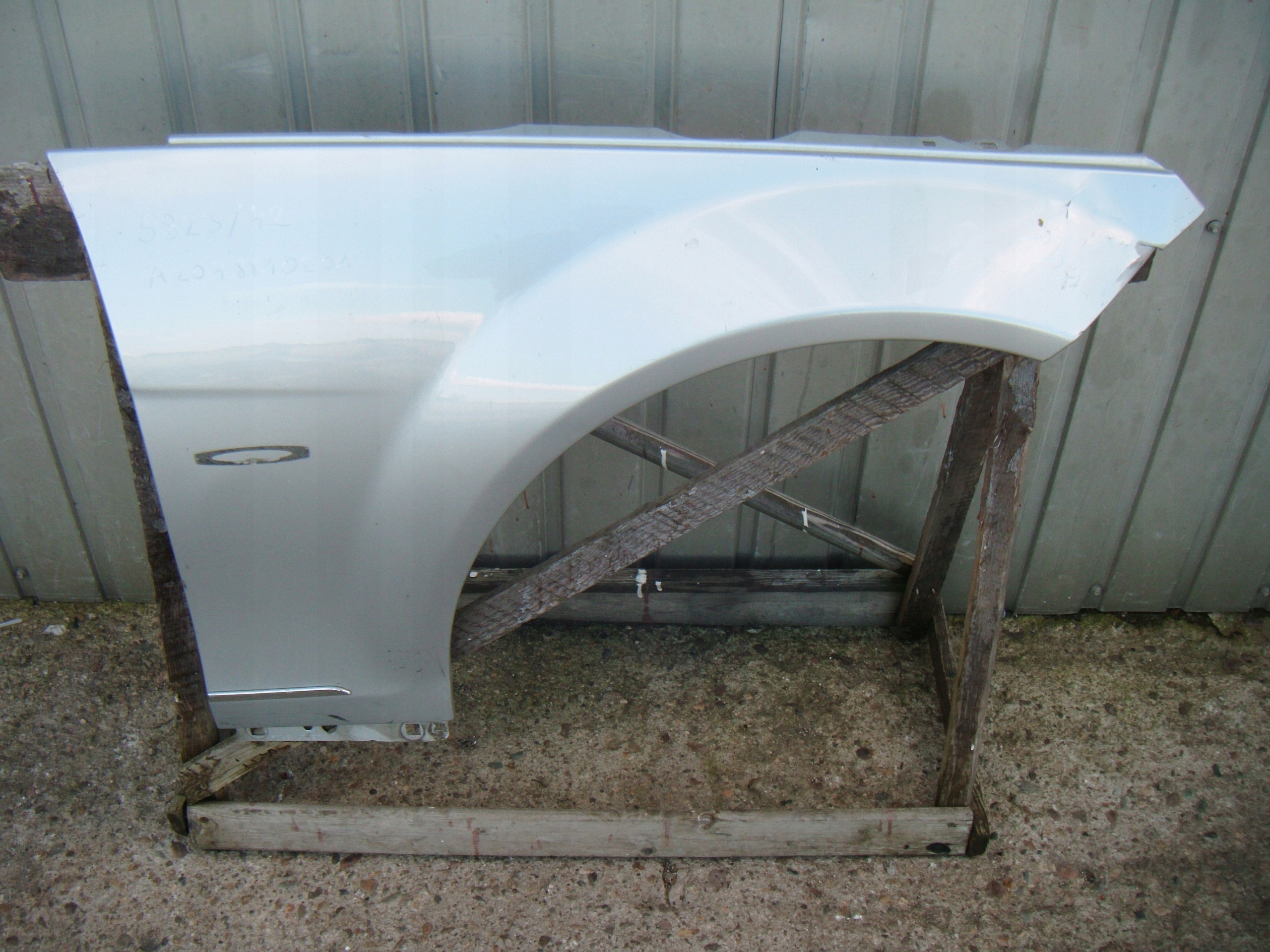 MERCEDES W204 AMG BŁOTNIK PRAWY PRZÓD A2048810201