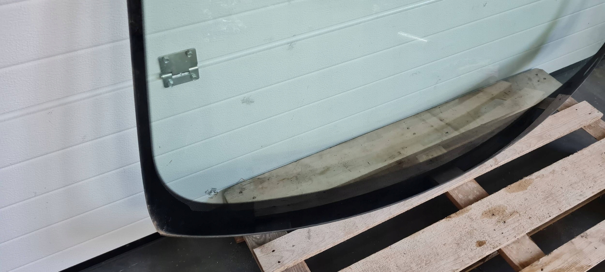 Q5 8R window iron front front ORG 11R 8R0845099L