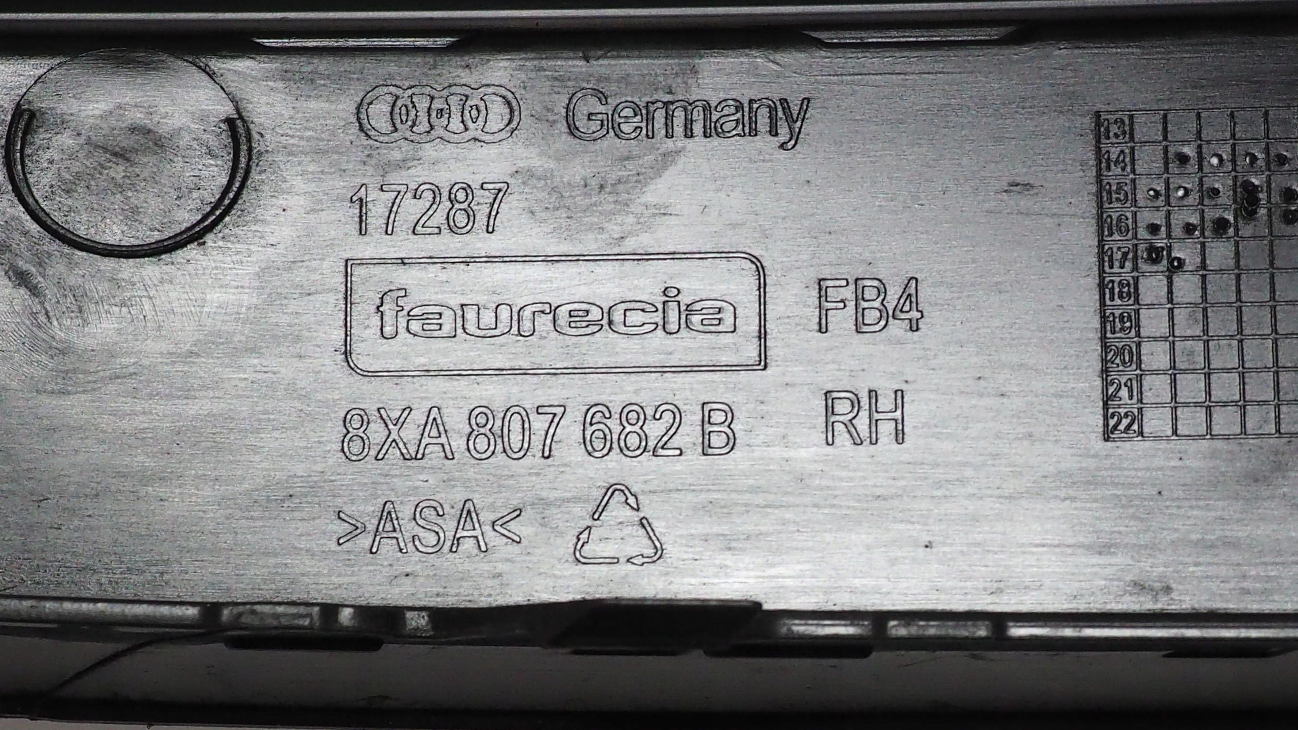 Audi A1 grid of a bumper right front 8XA807682B