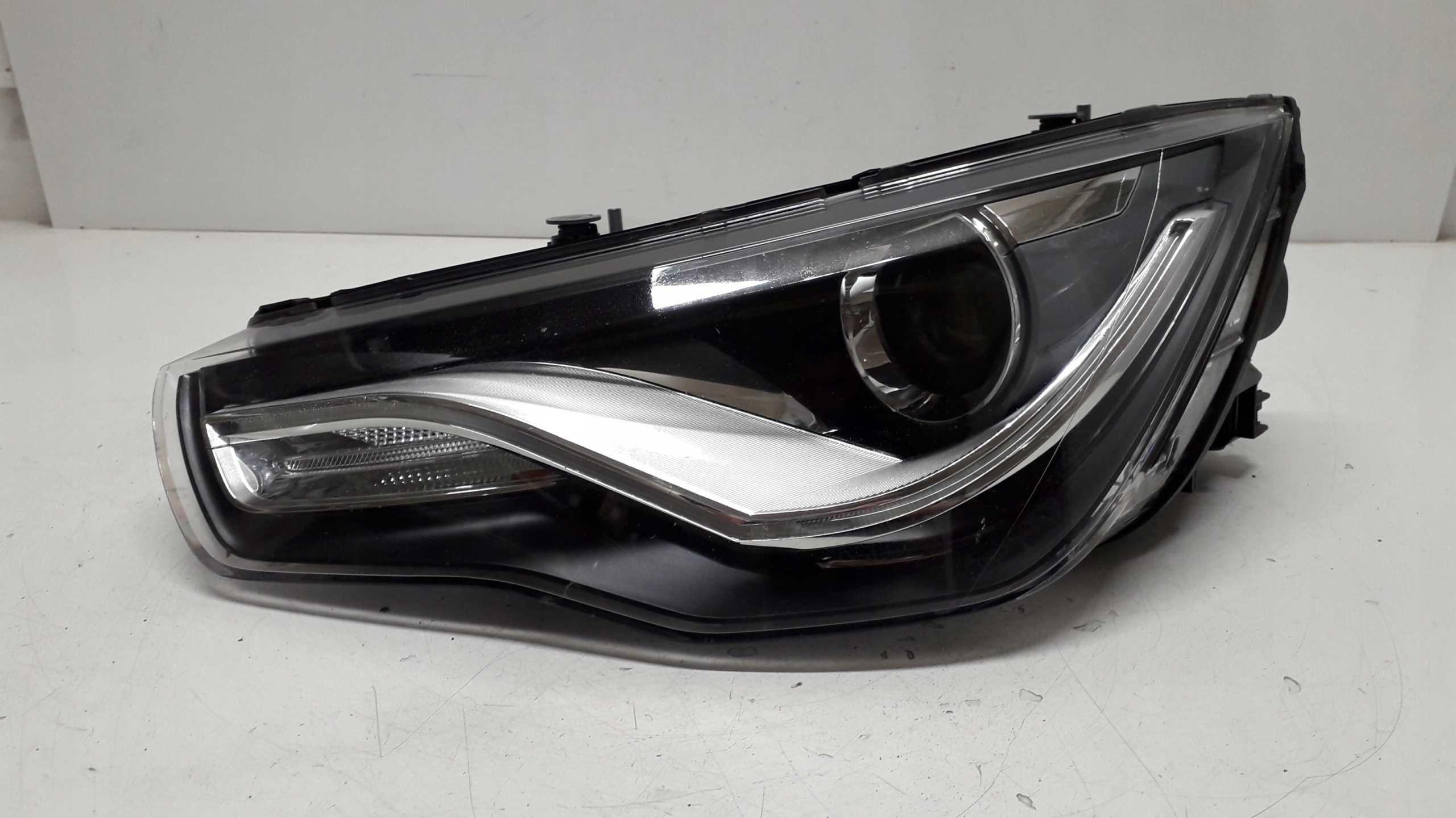 AUDI A1 10-14 ФАРА ЛІВА ПЕРЕД XENONx0941005