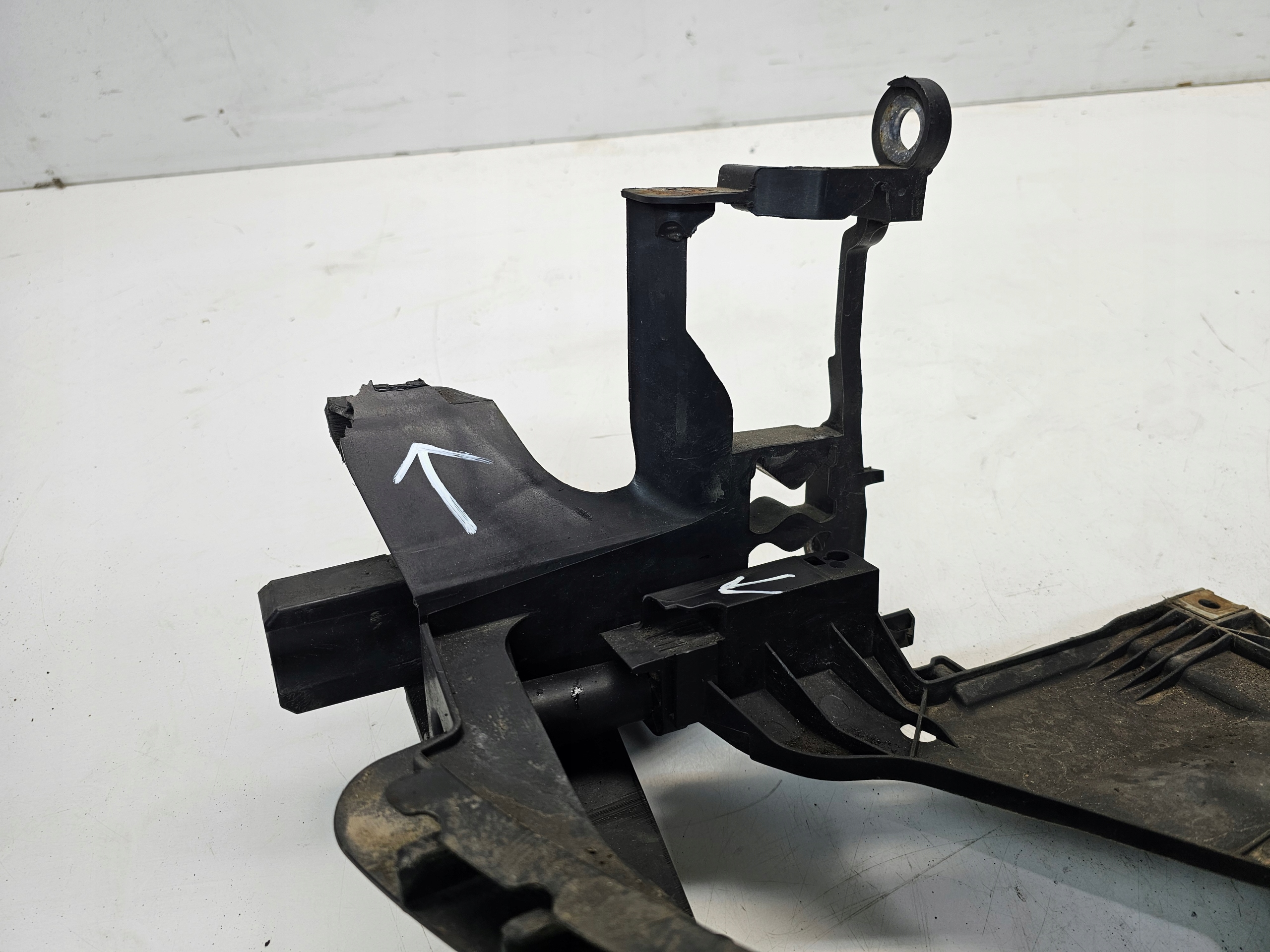 support REFLEKTORA left AUDI A4 B8 LIFT 8K0805607B