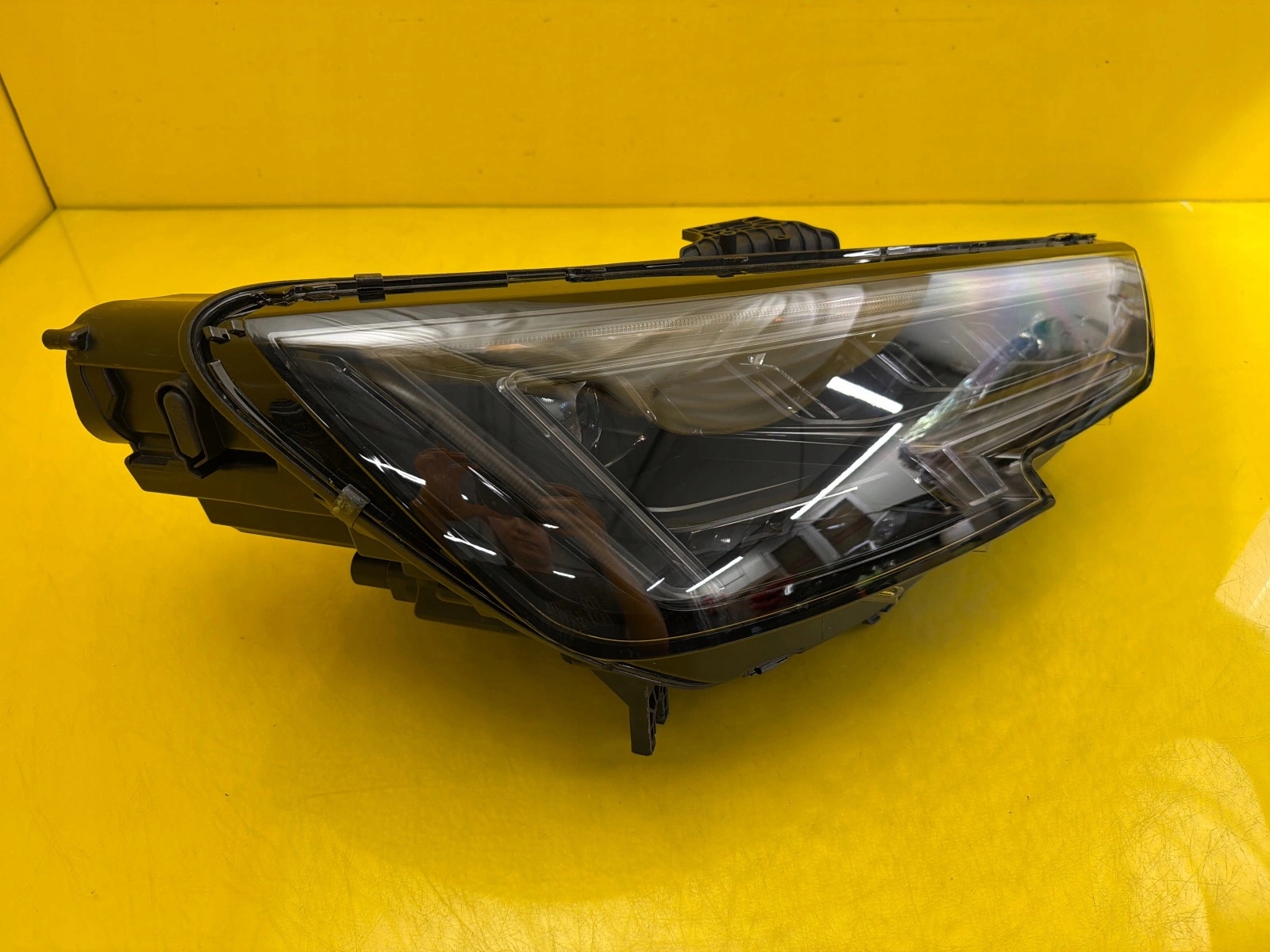 light right Audi A4 B9 8W Matrix 8W0941036 B RS