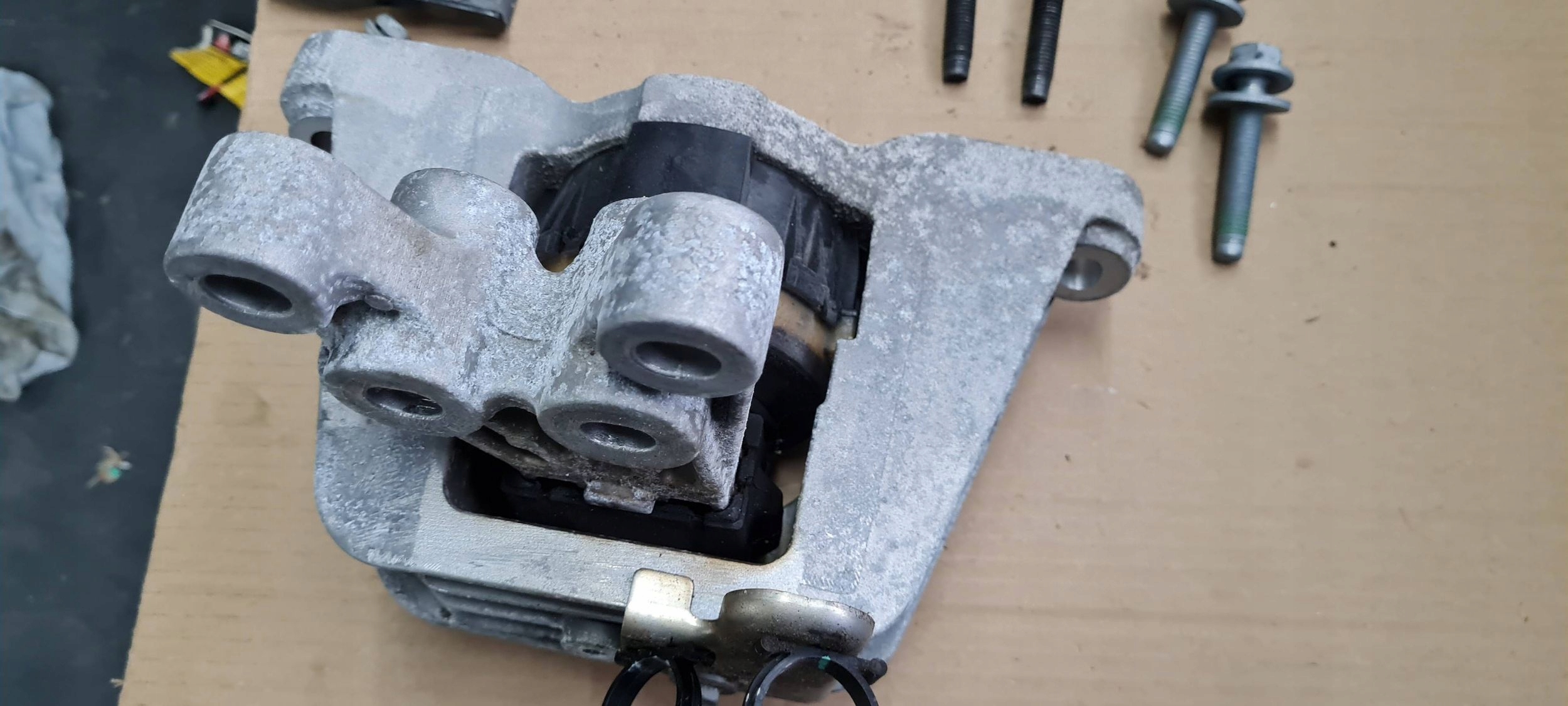 Chrysler Pacifica 2022 holder bracket engine mount 3.6 V6 P68237965AF