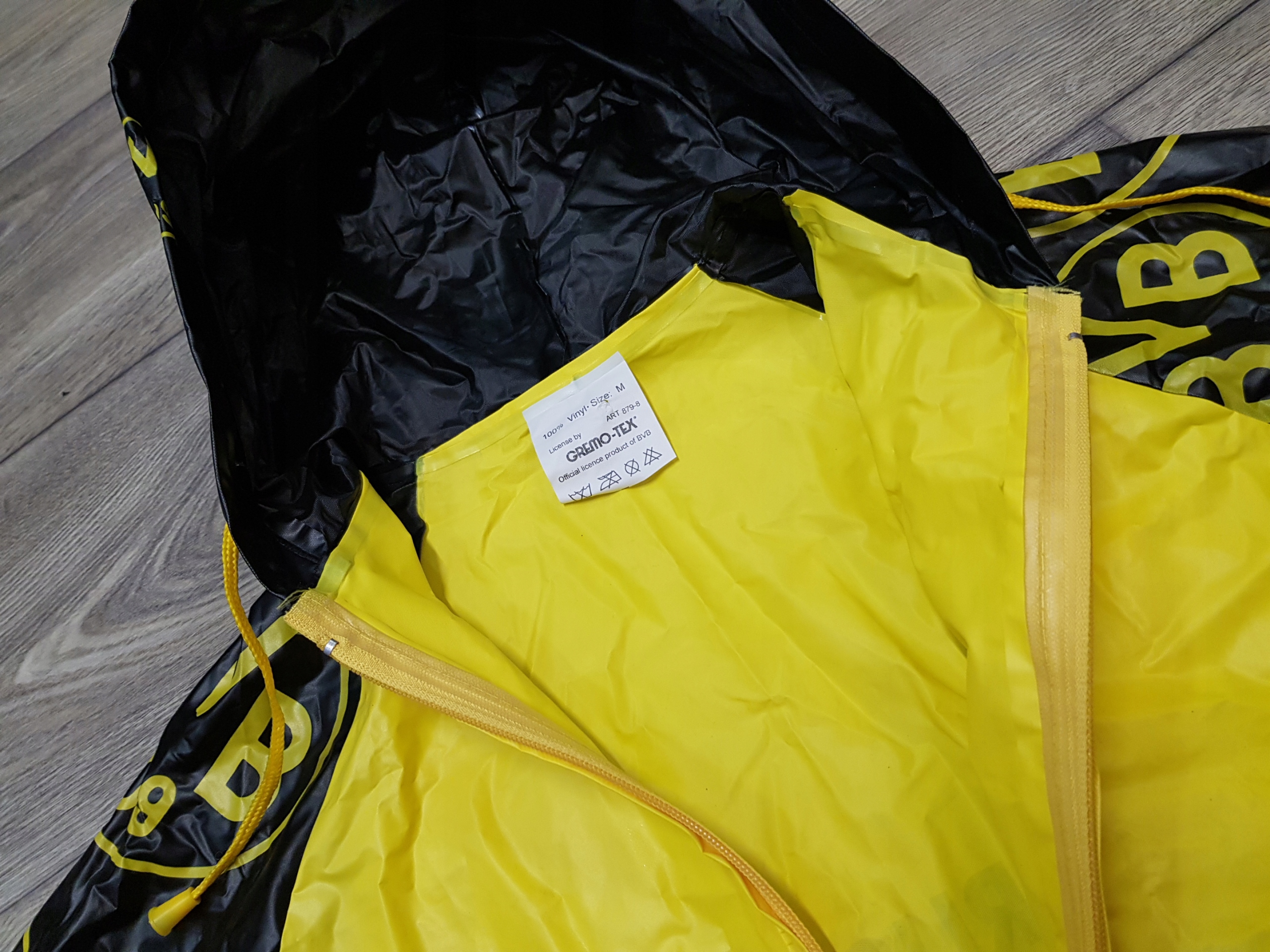 BORUSSIA DORTMUND oryginalna peleryna kurtka męska M Kolekcja BVB