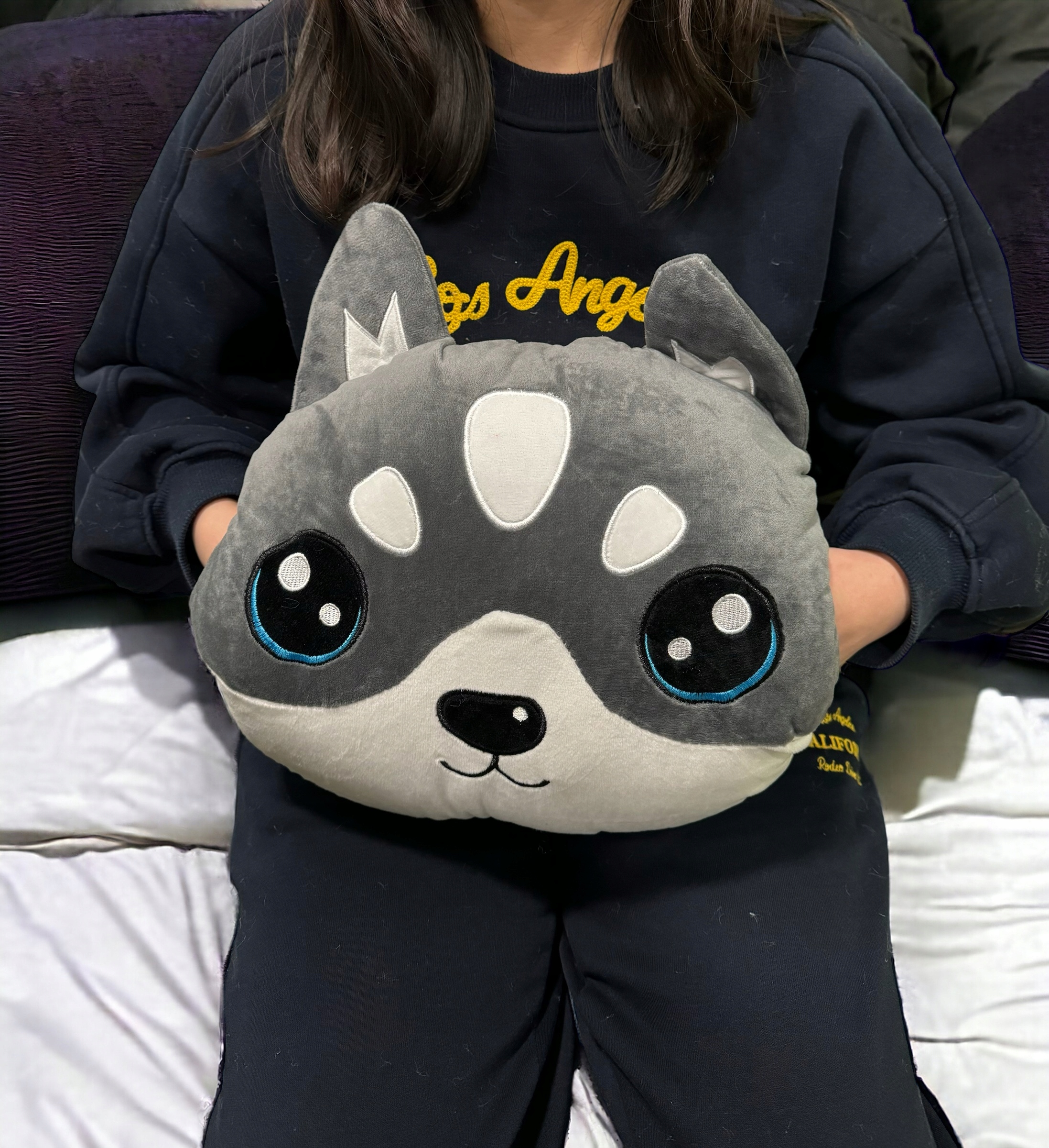 MASKOTKA PODUSZKA KOC OGRZEWACZ DO RĄK PIES HUSKY POPIELATY Z KOCEM 4w1 Materiał wykonania poliester